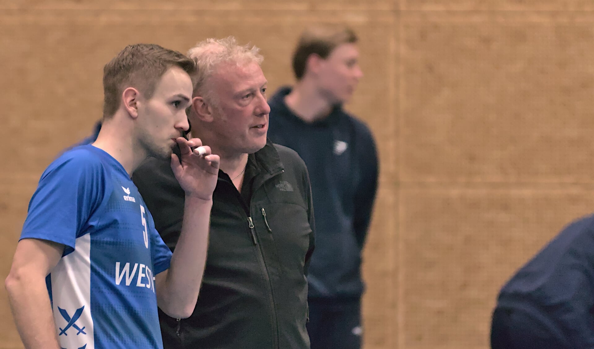 Coach Mark Schoonen van Compaen bespreekt een snood plan met spellie Kevin de Jong.         