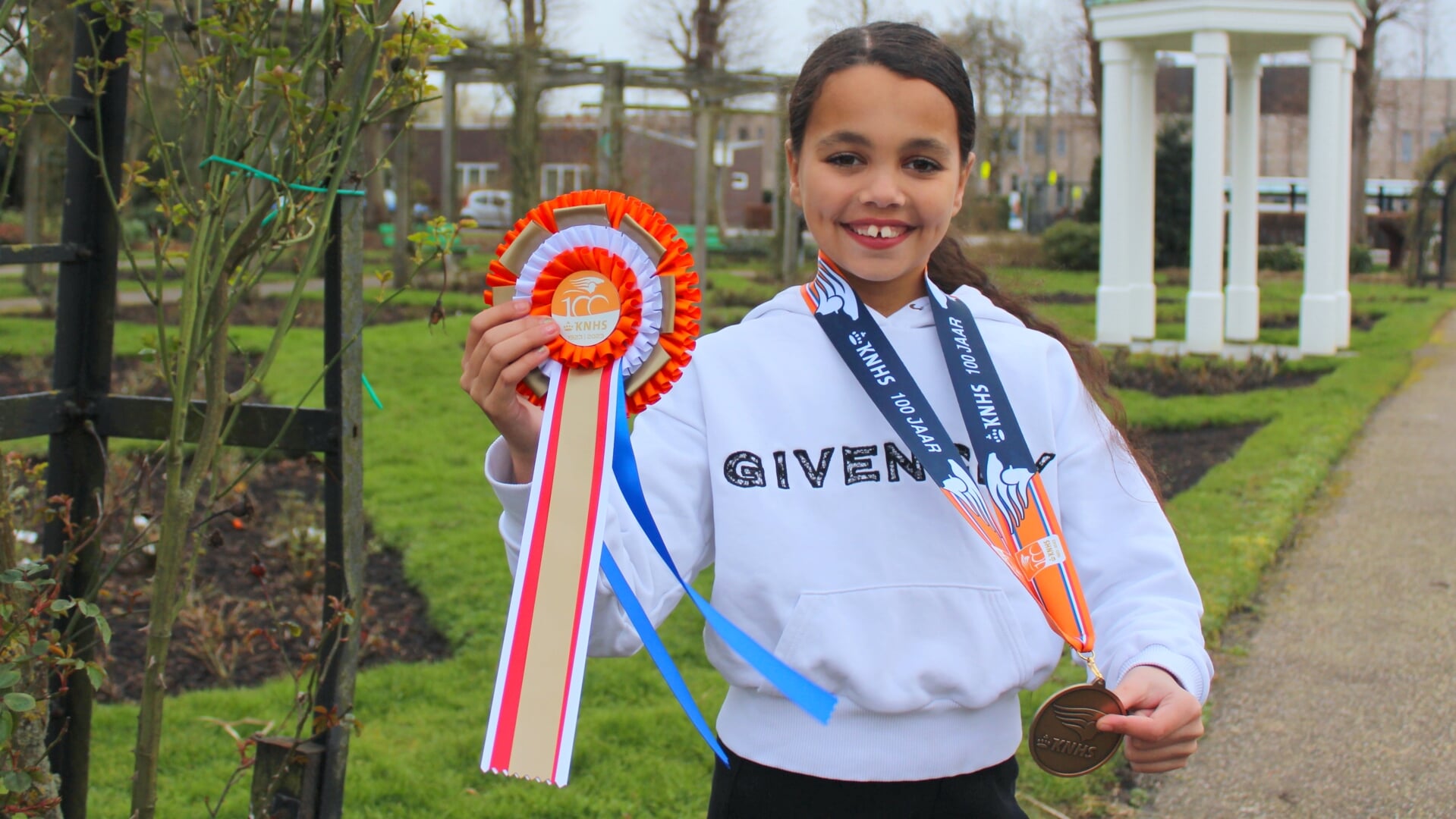 Chloë Yacob (11) won een gouden medaille bij het NK dressuur, binnenkort gaat ze ook naar het NK springen: 'Bij springen denk ik: wow, ik vlieg'.