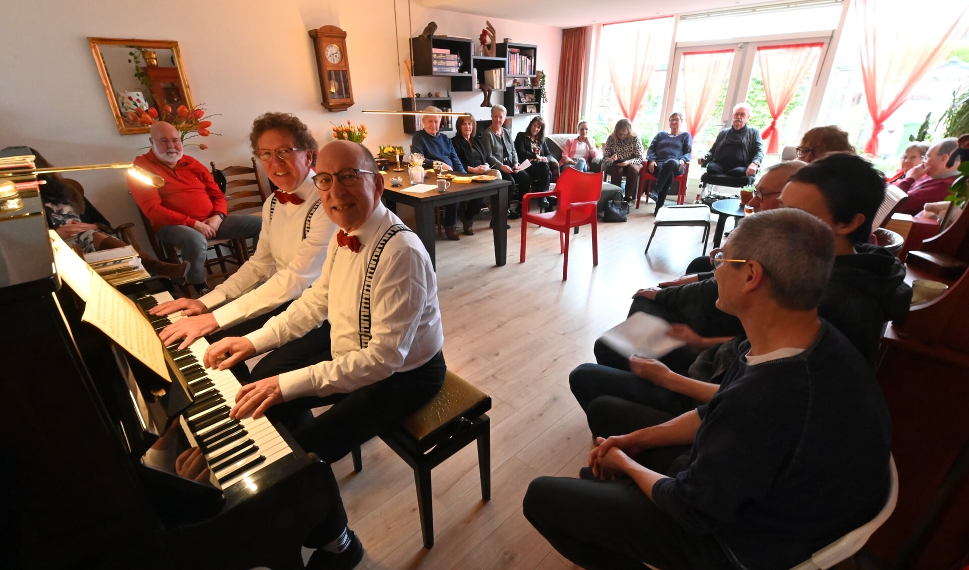 Ron den Burger en Gerrit Docter achter de piano. 