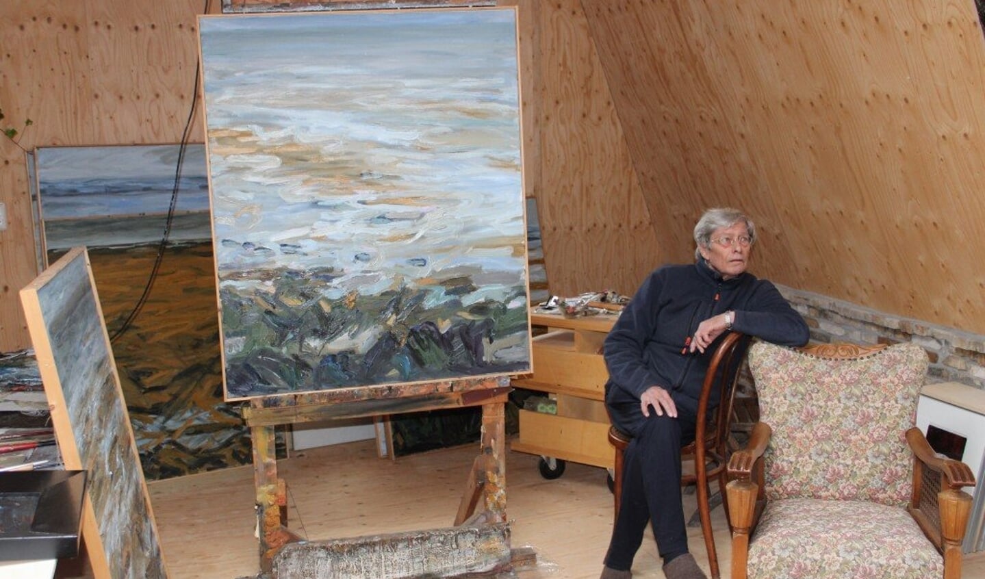 Piet Lont in zijn atelier.