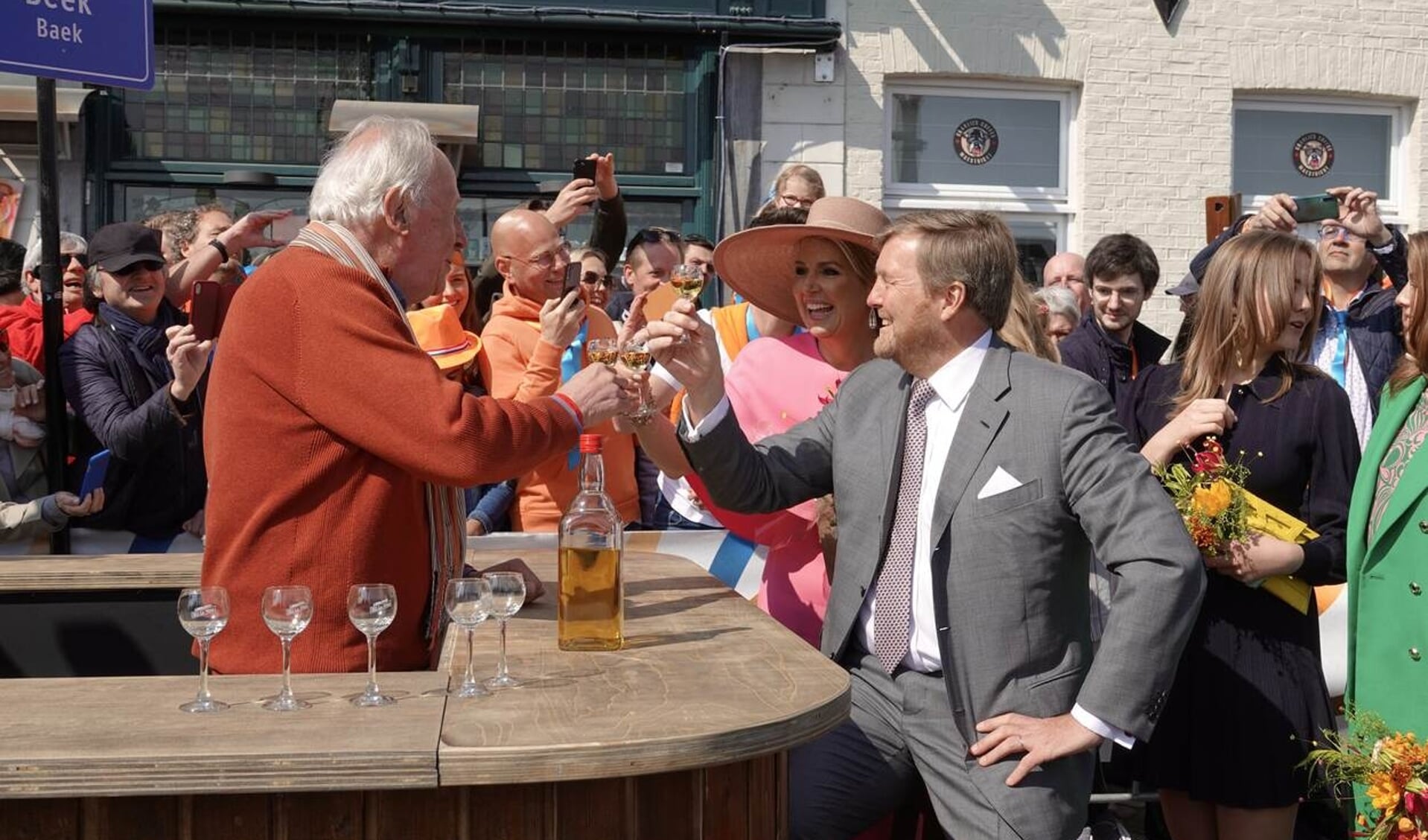 Zelfgestookt oranjebittertje voor Koning Willem-Alexander tijdens de viering van vorig jaar. 