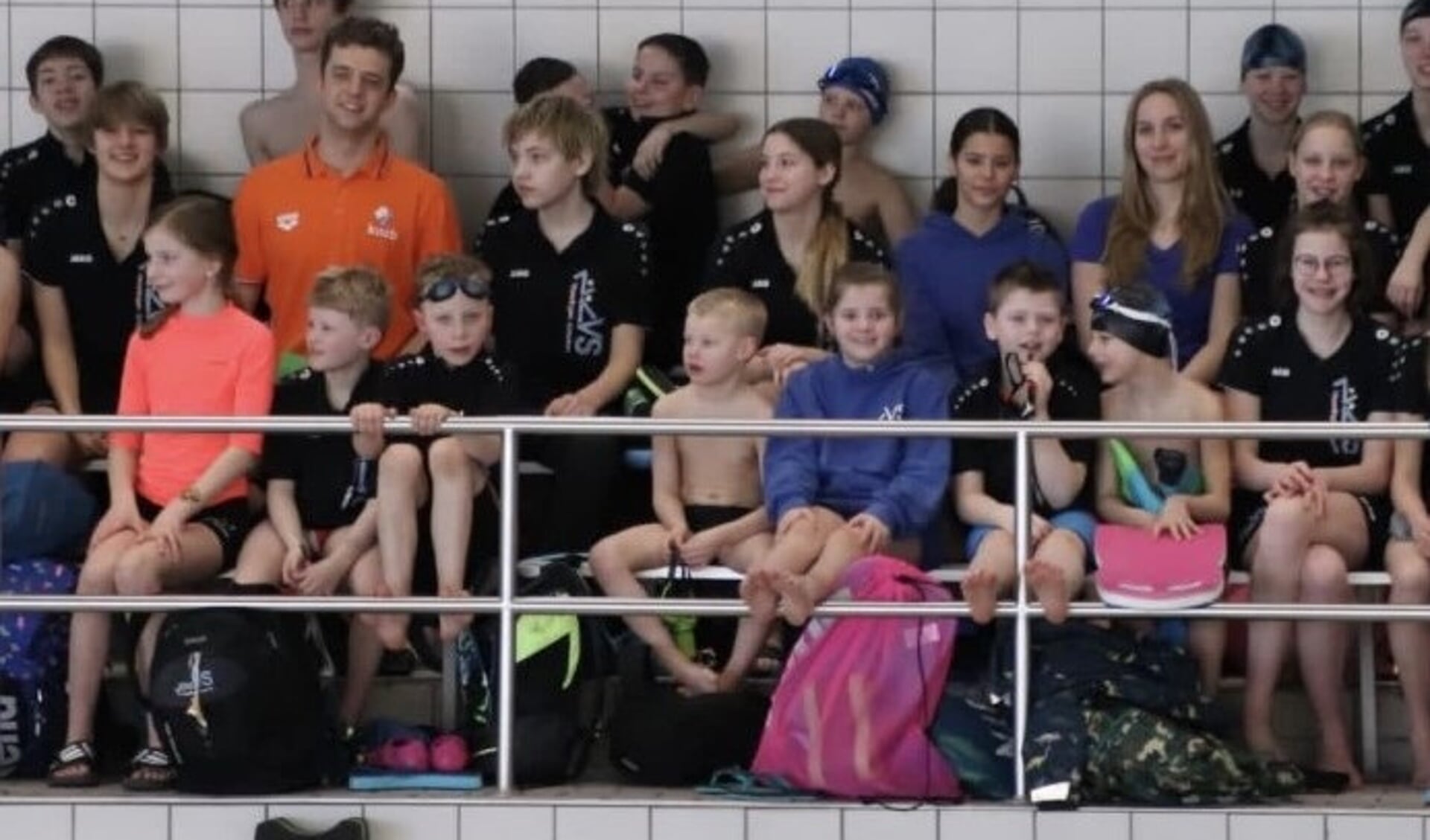 De jeugd van ZVVS leerde veel van de trainingen die Niels Dijkshoorn en Anna van Droffelaar gaven in het zwembad De Kulk.