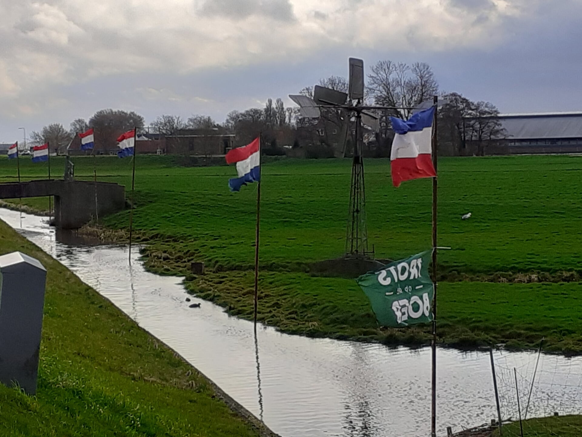 Nu de Boer Burger Beweging in heel Nederland zo overtuigend gewonnen heeft, krijgen ook de boeren in Midden-Delfland weer vertrouwen in de toekomst. Nog niet overal maar her en der worden de omgekeerde vlaggen weer teruggedraaid! Foto:GvW-