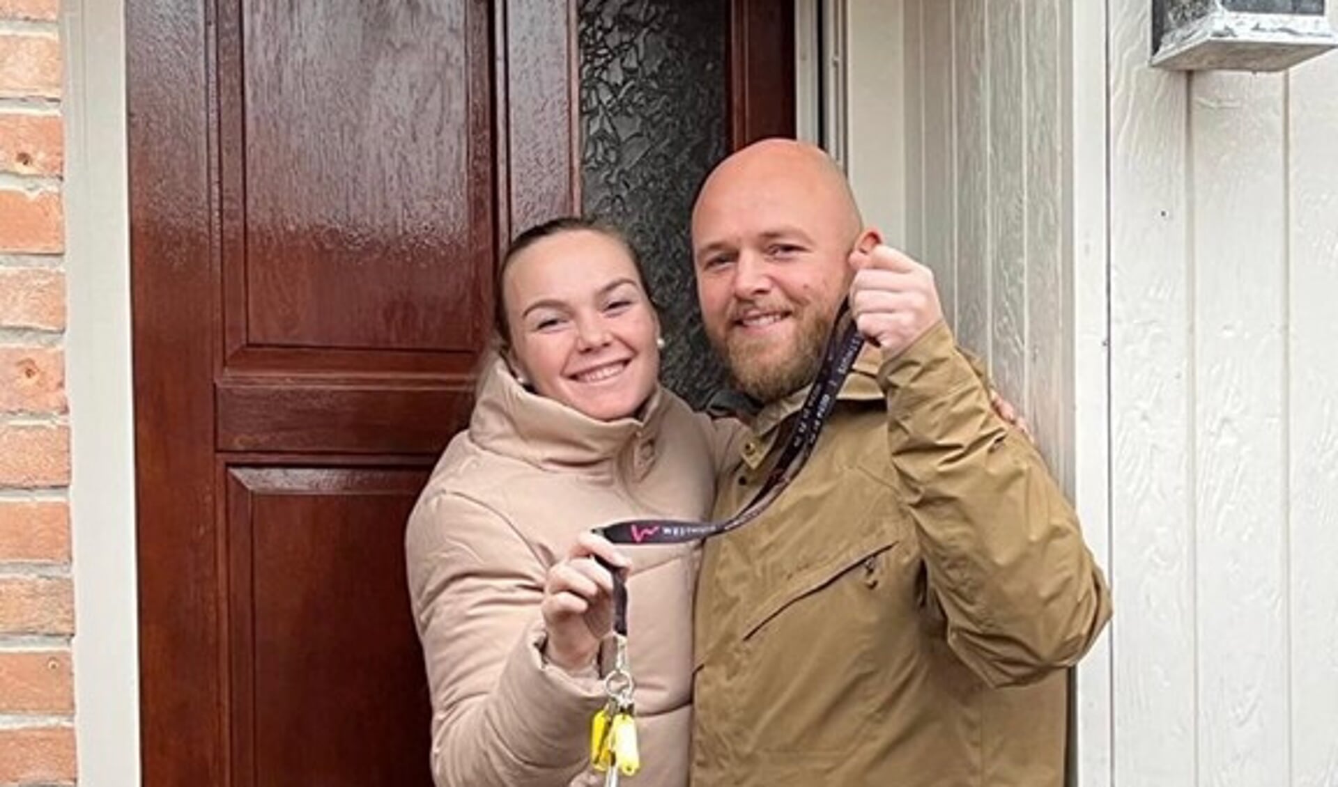  Michelle Meyer en Yoeri van Bergen voor de deur van hun nieuwe woning.