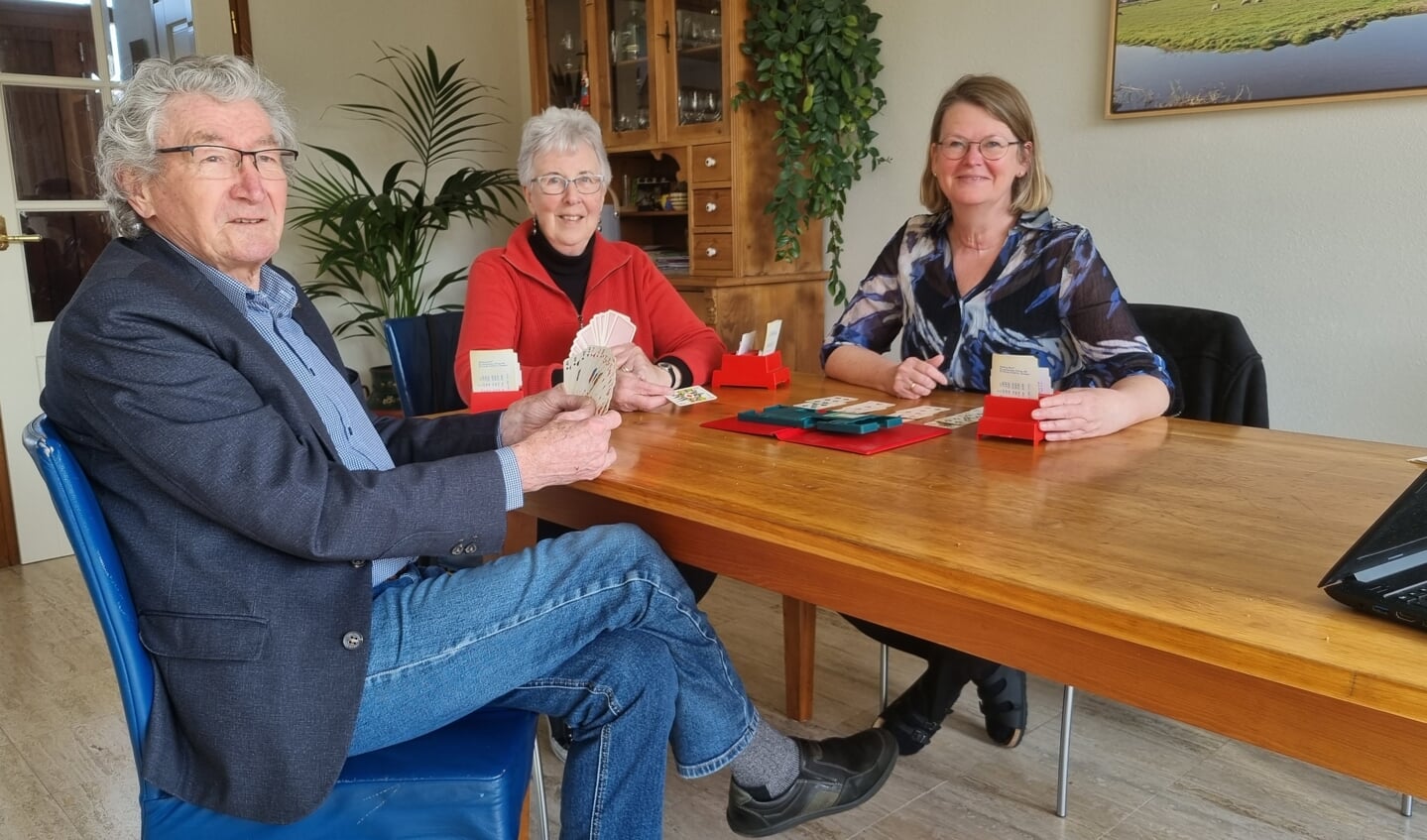 Jan Hondius, Marijke Couzy en Renée Schuitmaker leggen de kaarten op tafel.