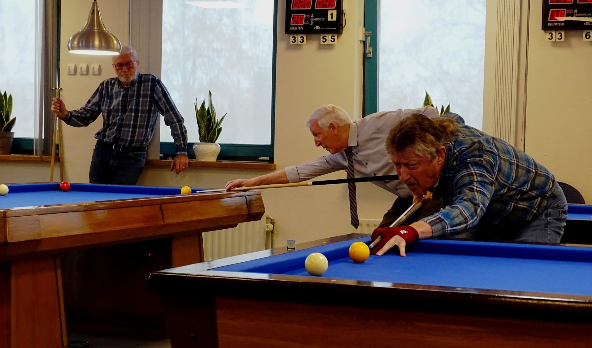 Winnen is bij Senioren Biljartvereniging Vlaardingen een bijkomstigheid. Maar de spelers zijn niettemin geconcentreerd op jacht naar caramboles. (Foto: UWM/gav)