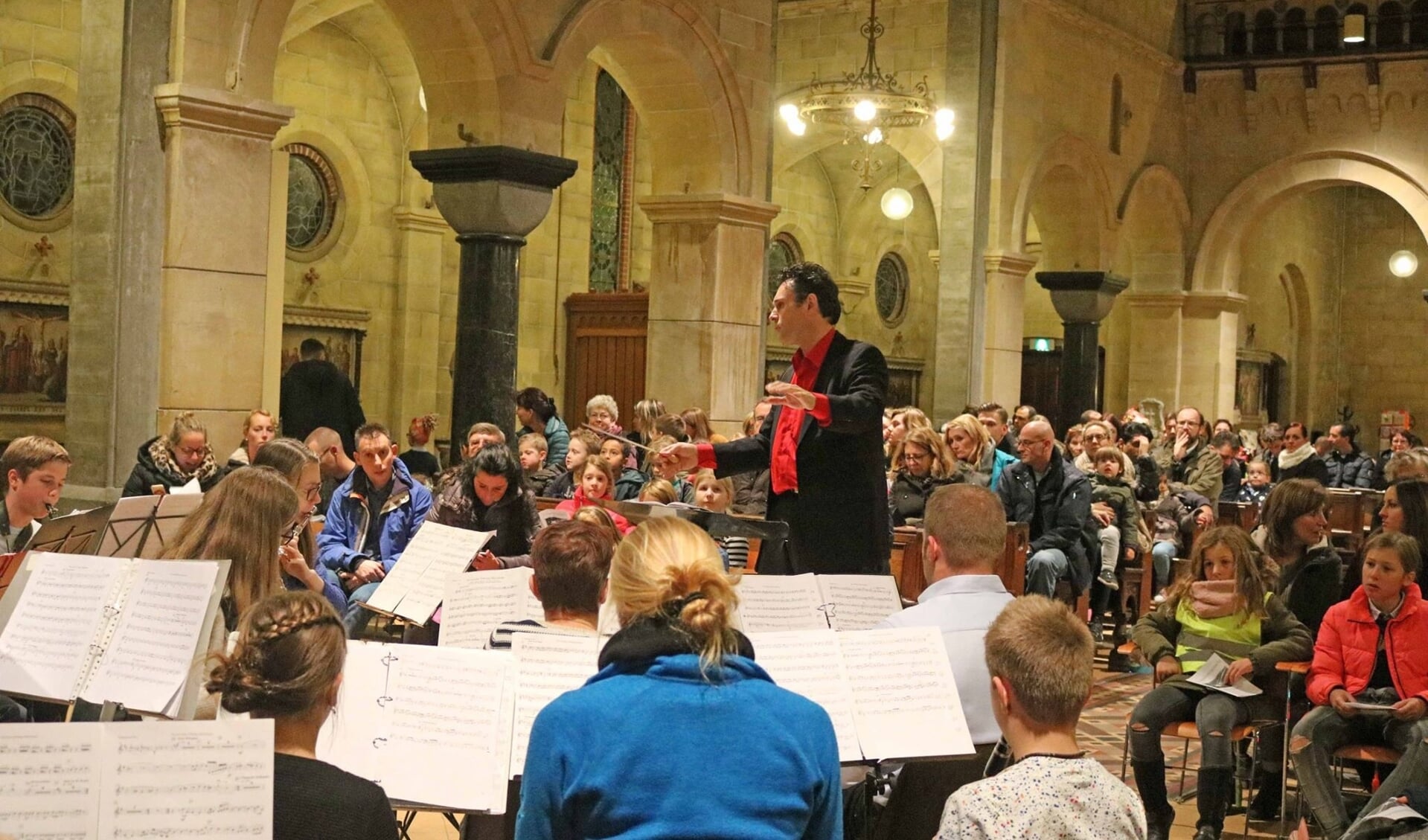Muziekvereniging Sint Radboud speelt De Wind in de Wilgen.