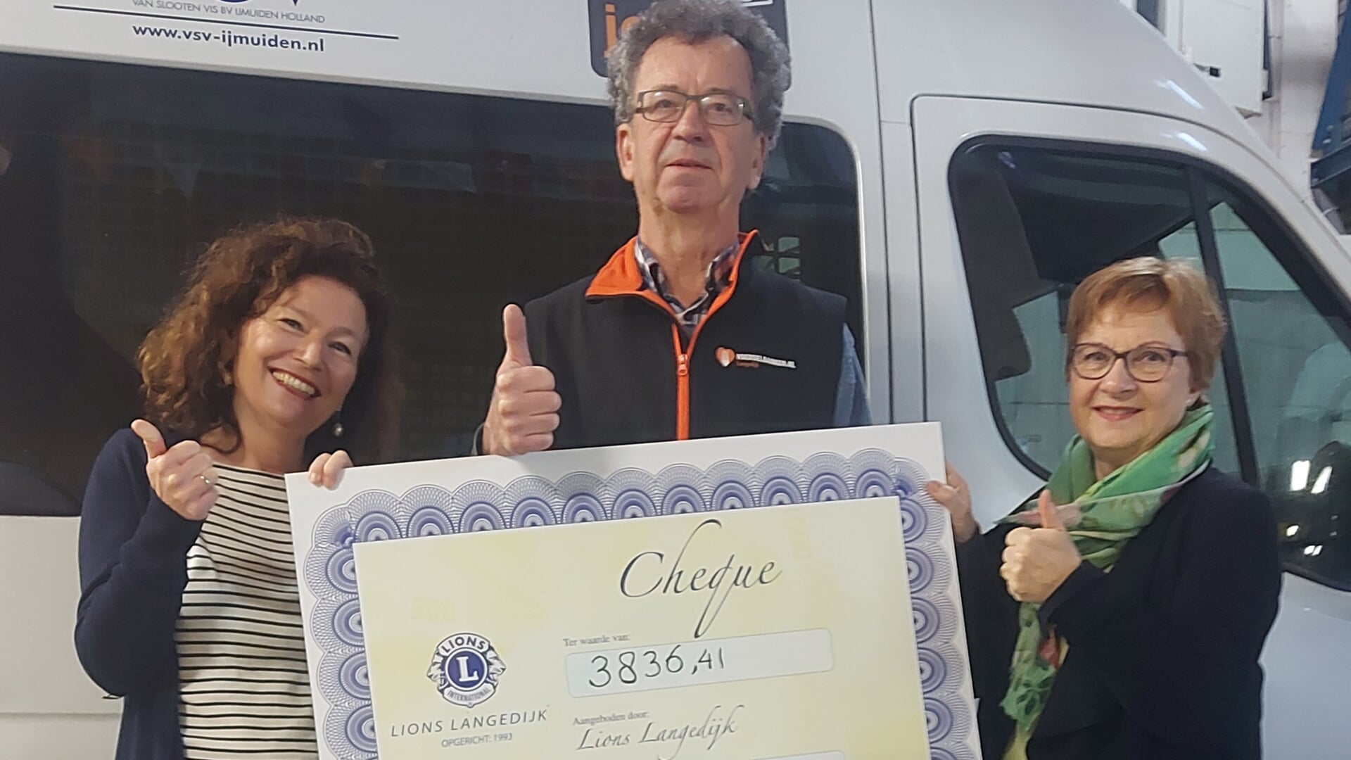 Een cheque ter waarde van € 3836,41 werd door Yvonne van der Spek en Lucie du Quesne overhandigd aan Gerrit Struik, voorzitter van de Voedselbank.  