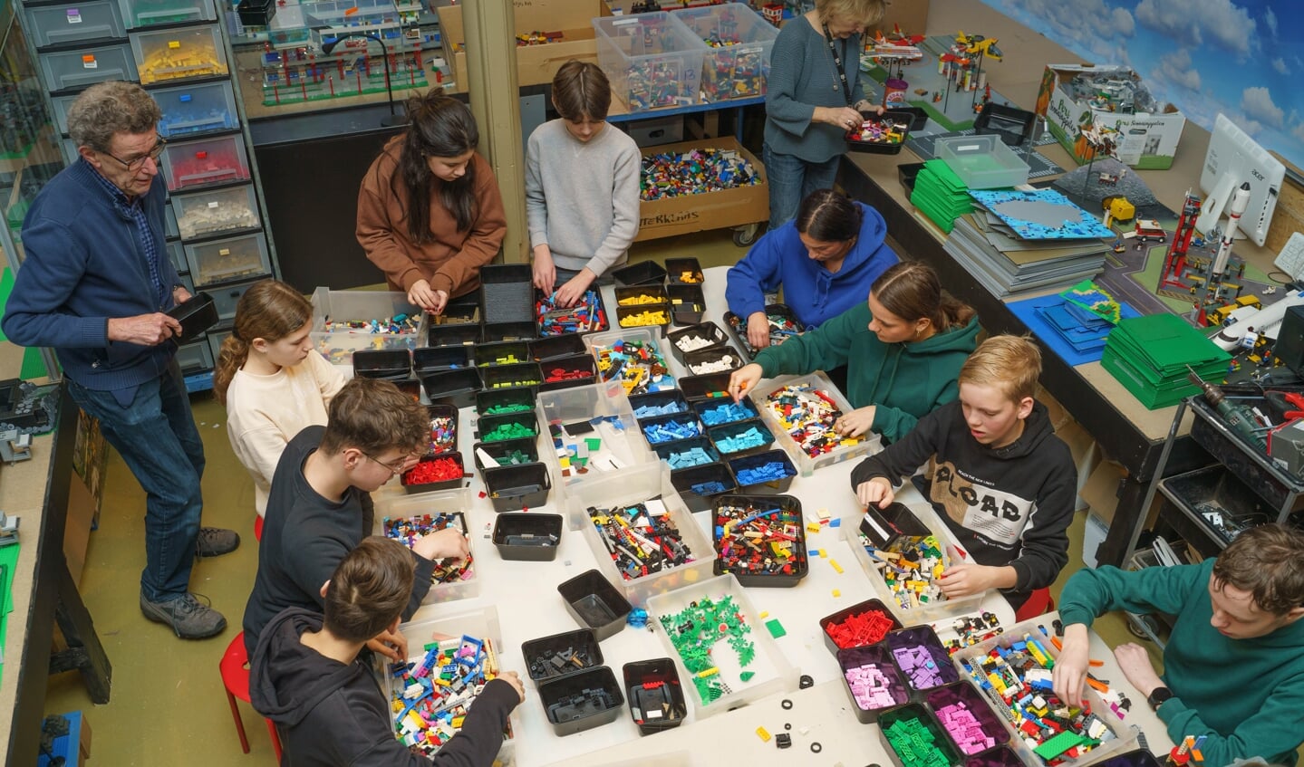LEGO-steentjes sorteren in het Museum van de 20e Eeuw.