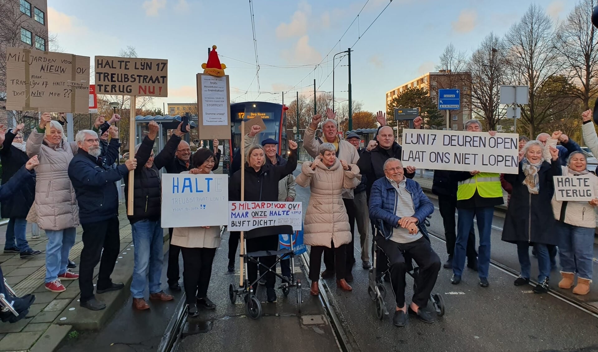 De tweede demonstratie in november van de bewoners van de Churchilltorens tegen de sluiting van 'hun' tramhalte, wierp niet voldoende vruchten af.