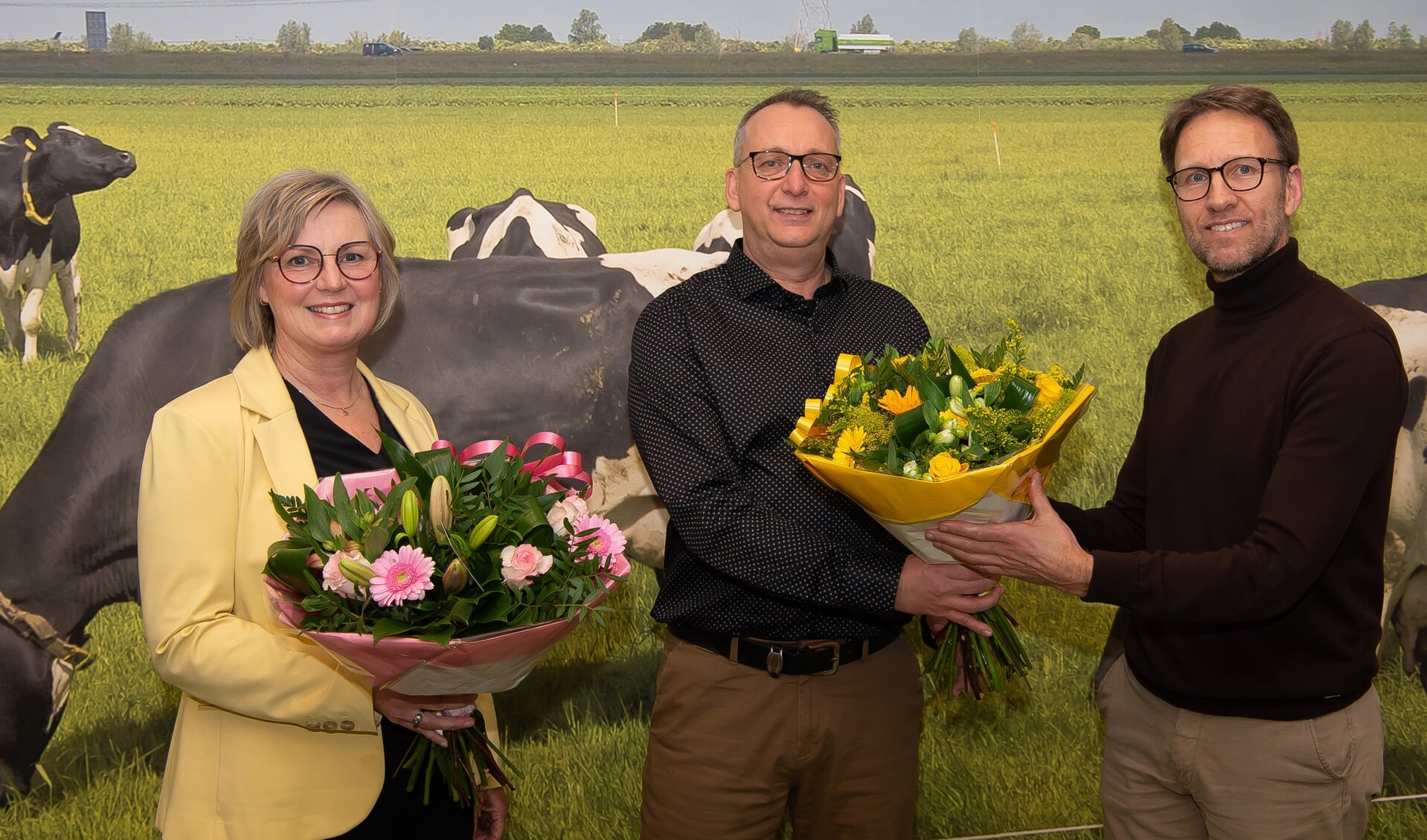 De nieuwe manager geflankeerd door zijn voorganger Agnes Bak en voorzitter Rob de Neve van de Waterlandse Uitdaging.