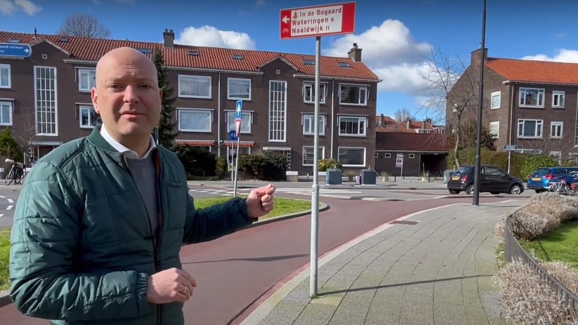 Wethouder Armand van de Laar laat de invloed van het provinciaal bestuur op bepaalde plekken in Rijswijk zien.