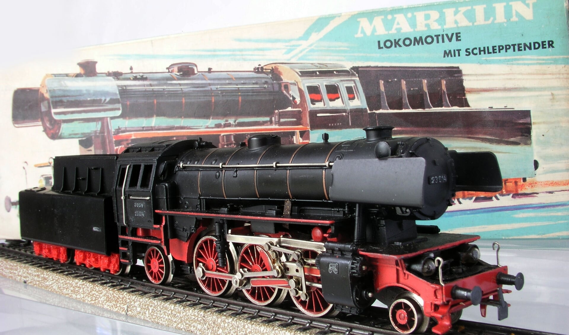 Geheel metalen locomotief uit de 60-er jaren compleet met de originele doos met dynamische voorstelling van de locomotief.