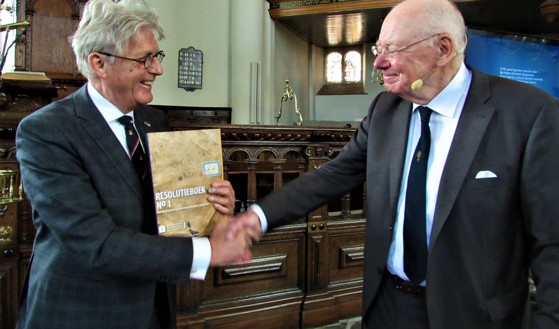 Koos Karssen, voorzitter PGM, kreeg van auteur Geb van Doornik het eerste exemplaar van het Eerste Resolutieboek.