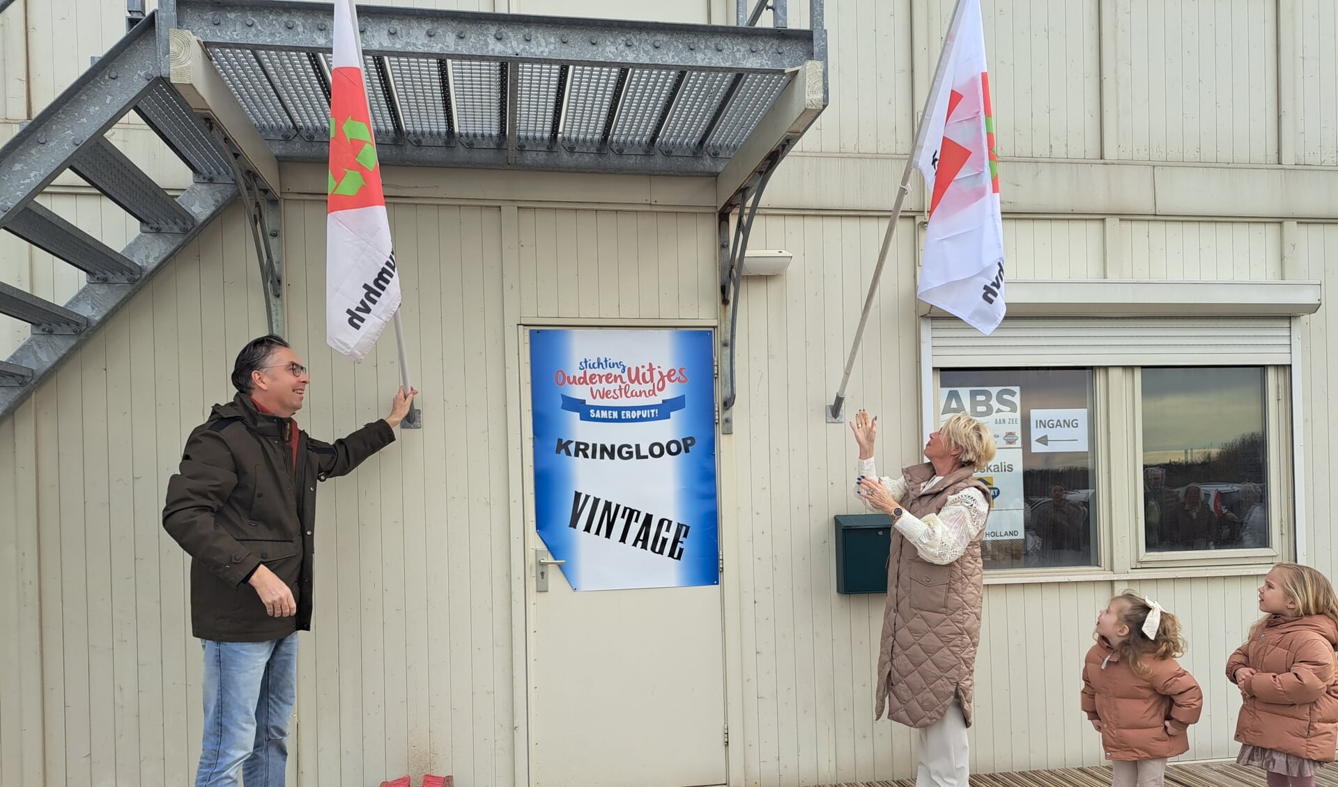 Jacco van Dam en Karin Rooney hingen de vlaggen uit.
