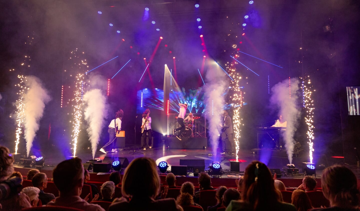 'Live and let die' met vuurwerk! door de groep Wildfire.