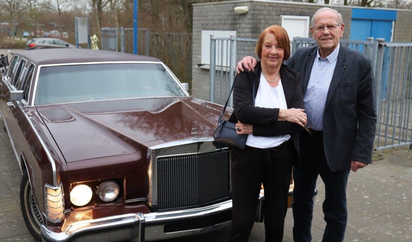 Met een limousine werd het echtpaar Weder afgezet bij DTS in Oudkarspel.