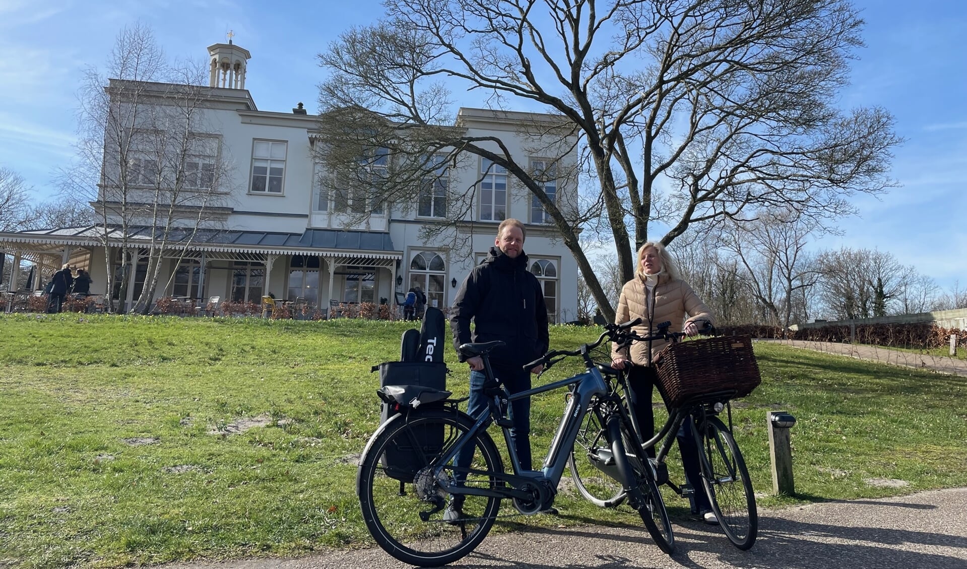 De fietsburgemeesters Remco de Rijk en Karin Zwinkels van Den Haag en Westland voor Villa Ockenburgh. 