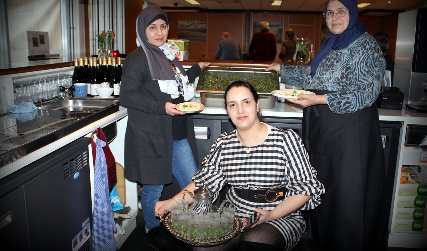 Ghada, Siham en Joumana (vlnr) werken mee aan het maaltijdproject voor slachtoffers van de aardbevingen in Turkije en Syrië. 