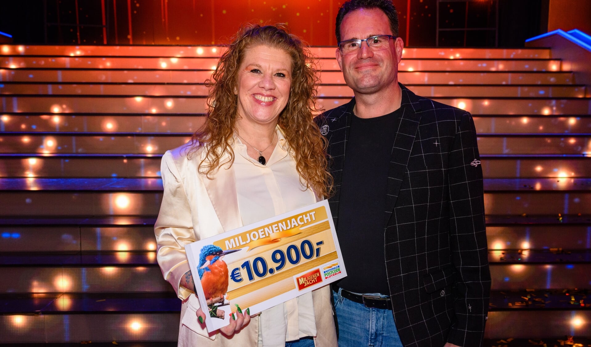 Lisette uit 't Zand wint 10.900 euro bij Postcode Loterij Miljoenenjacht.