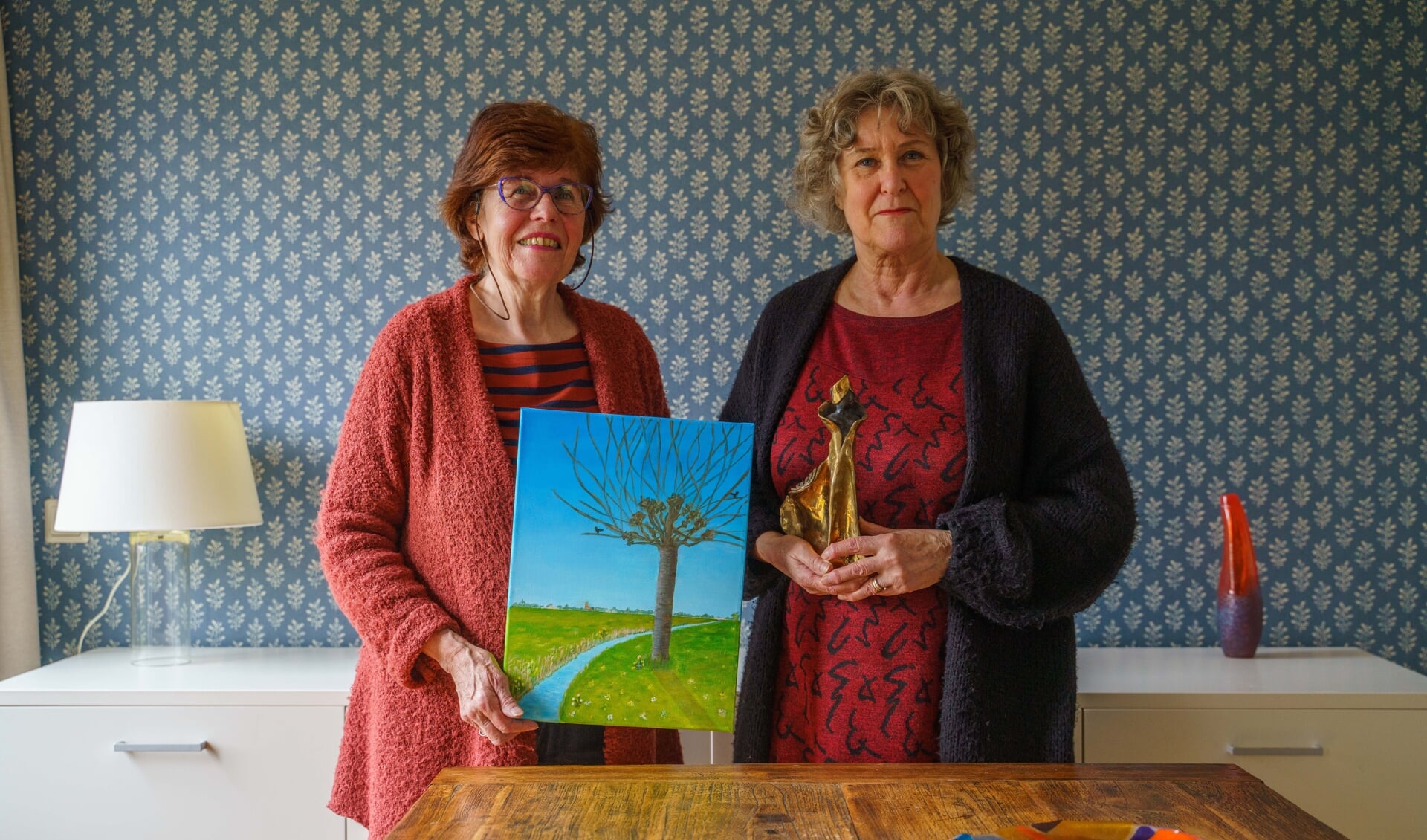 Frieda de Haas (l) en Marion Landheer vormen samen met Johan Entius de organisatie van de kunstroute in de Kersenboogerd die 14 mei weer plaatsvindt. 