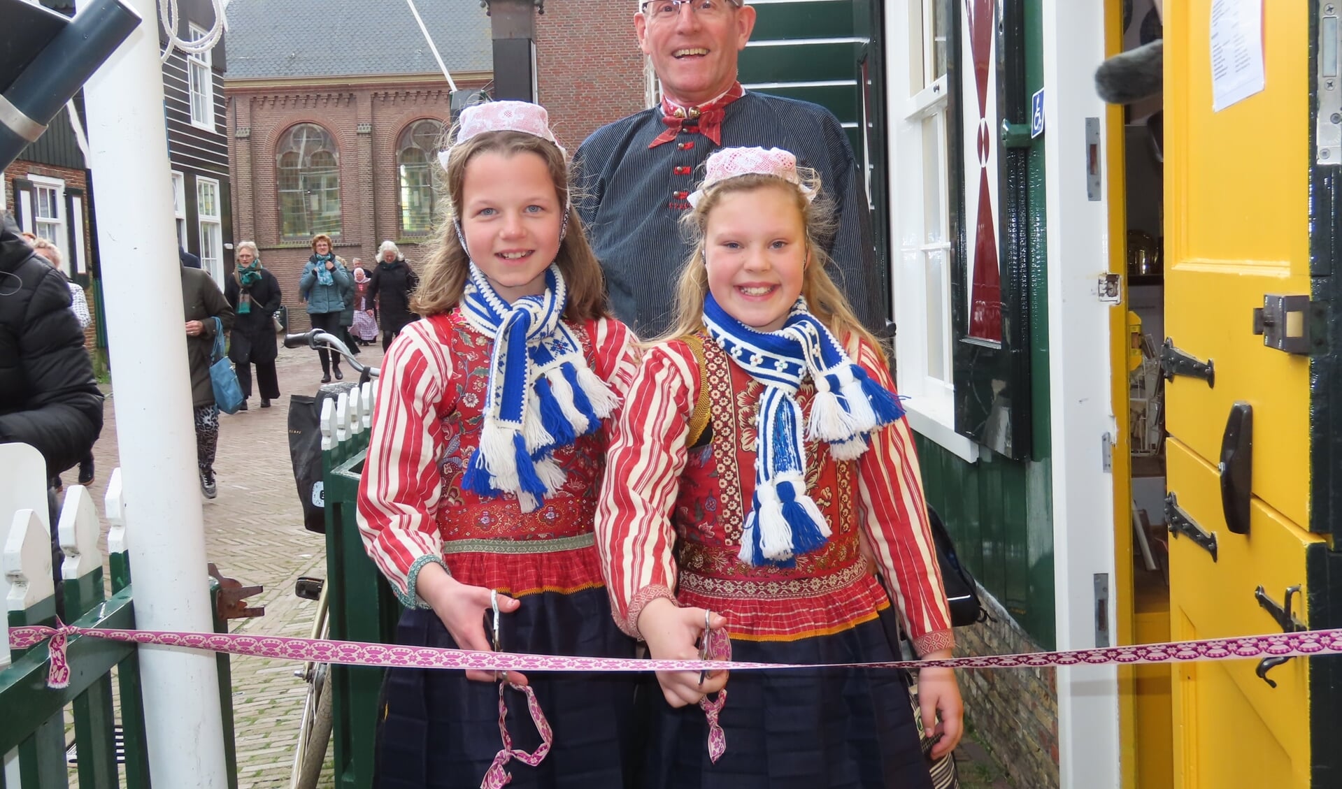 De nieuwe tentoonstelling in het Marker Museum werd geopend door twee leerlingen van basisschool De Rietlanden.