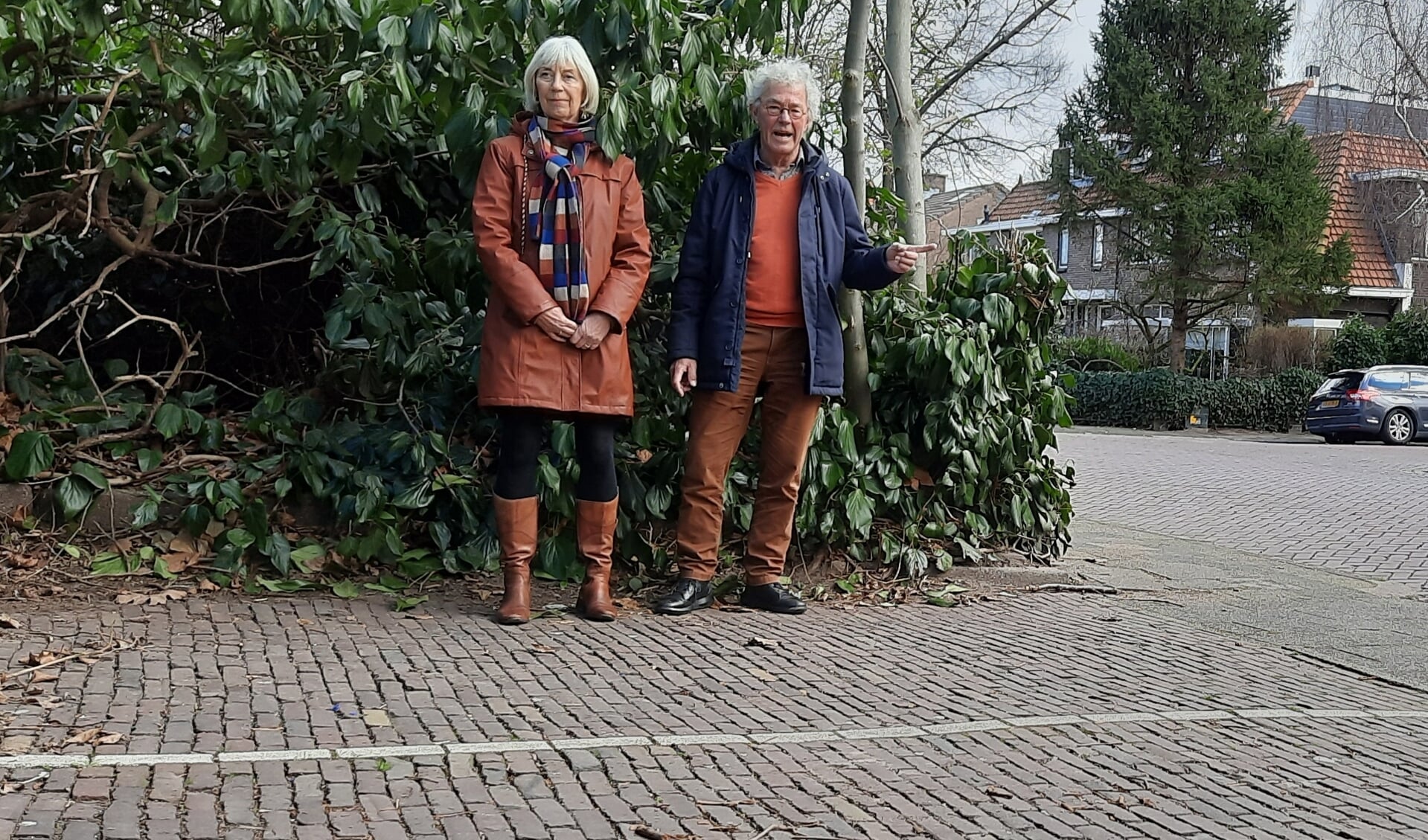 Kees Clement staat samen met Hermine Koning op een paar van de 17 parkeerplaatsen aan de Kethelweg die behoren bij het garagebedrijf P.A,.van der Kooij die zullen verdwijnen.