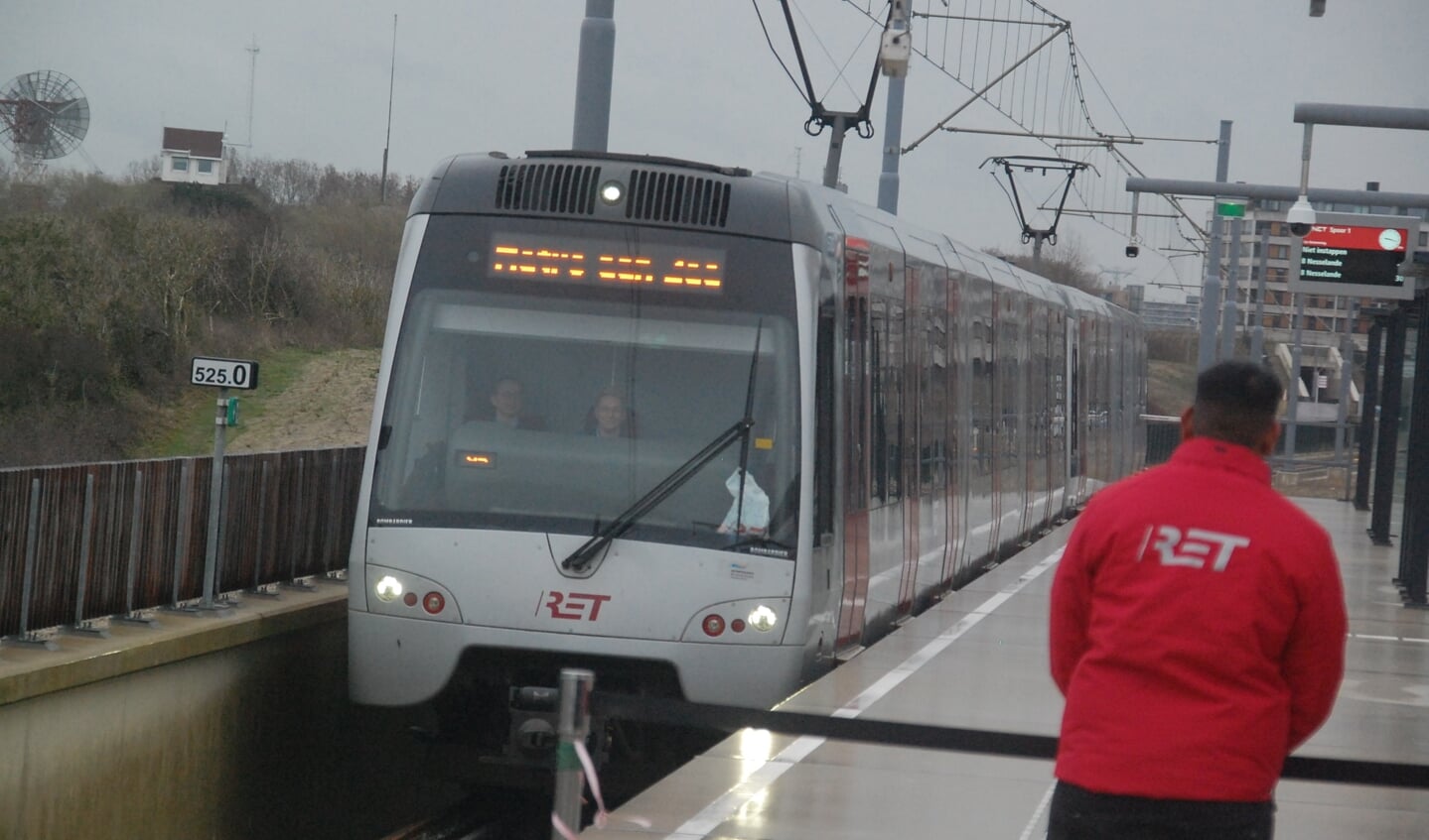 De eerste metro mét passagiers kwam  31 maart 2023 om 9.20 uur aan op  metrostation Hoek van Holland Strand