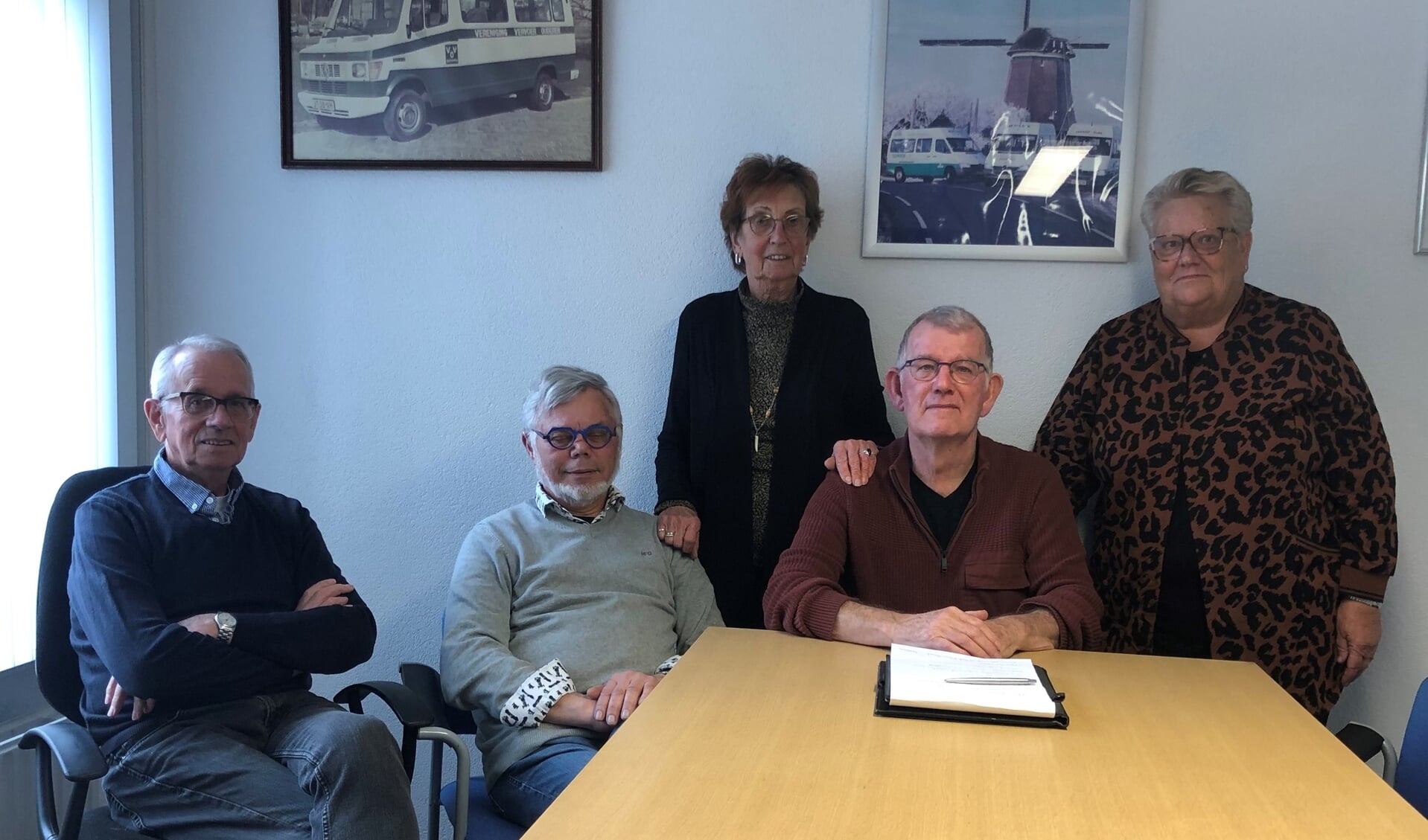 Het bestuur van VVO. Van links naar rechts: Henk van der Lee, Oebele van der Woude, Nel de Graaf, Geert Wartena en Marianne Klaasen.