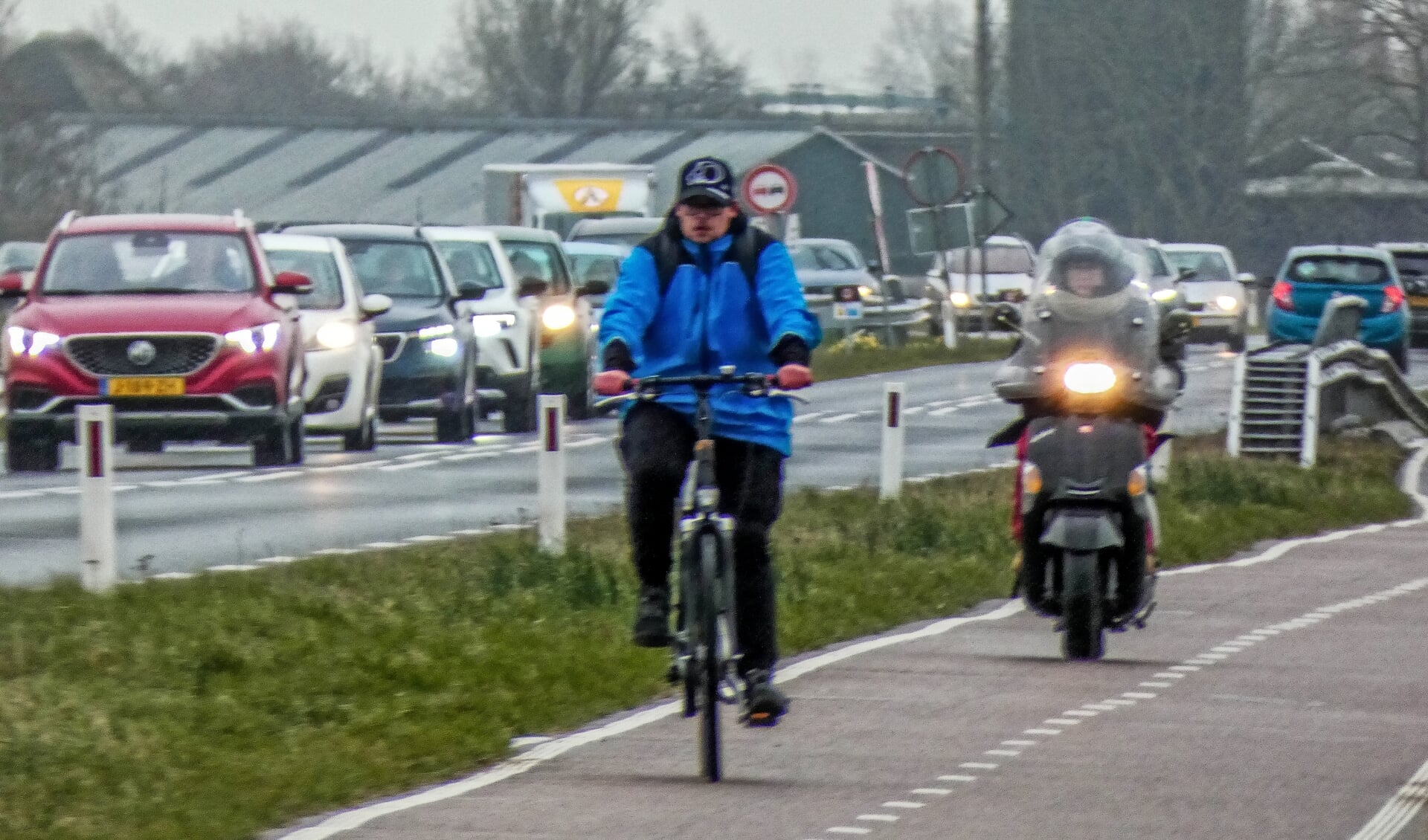 Tijdens de spits met fiets of scooter vanuit Uitgeest richting Limmen gaat sneller dan met de auto. 