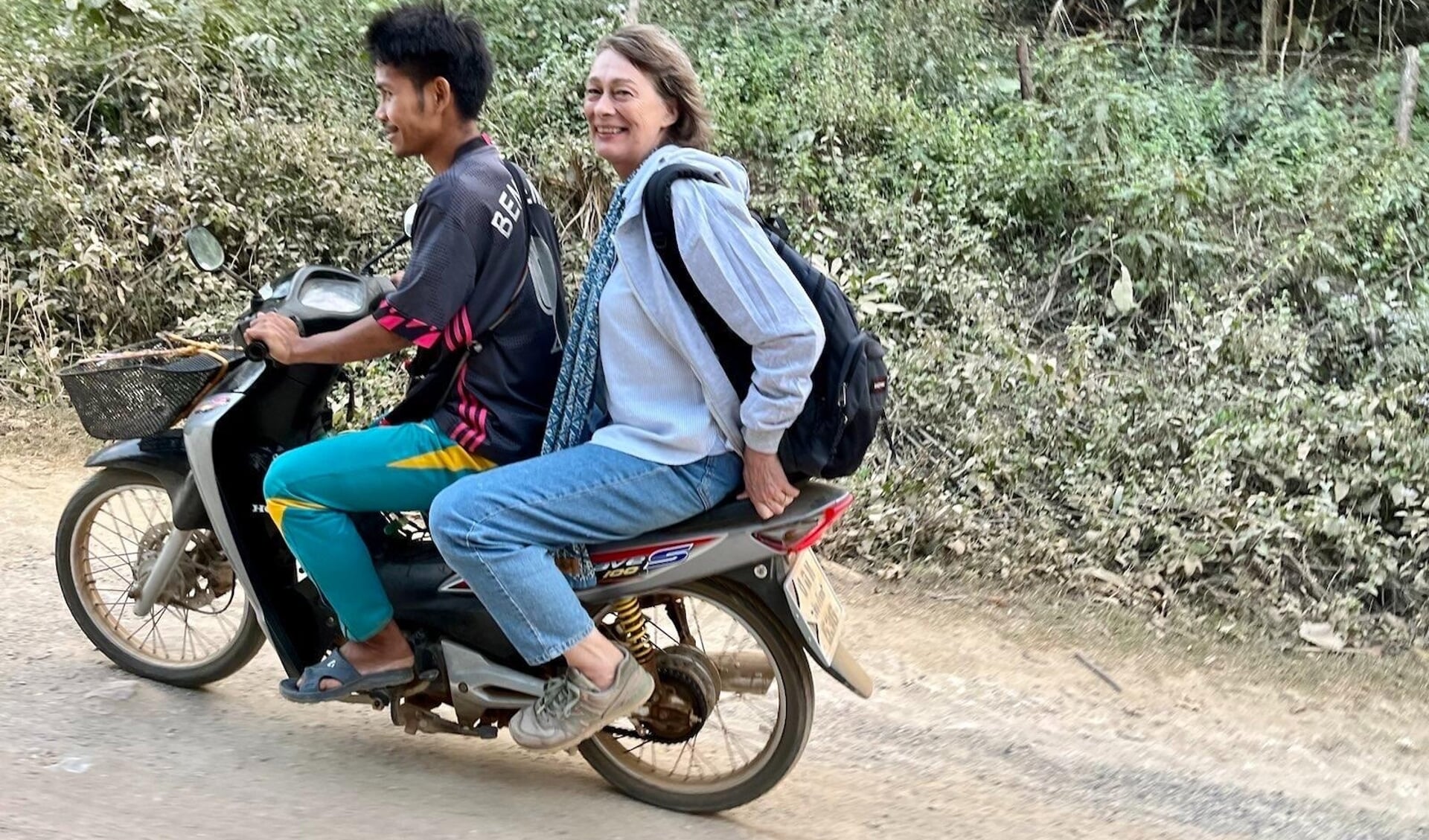 Minka Nijhuis krijgt een lift, onderweg in Myanmar.