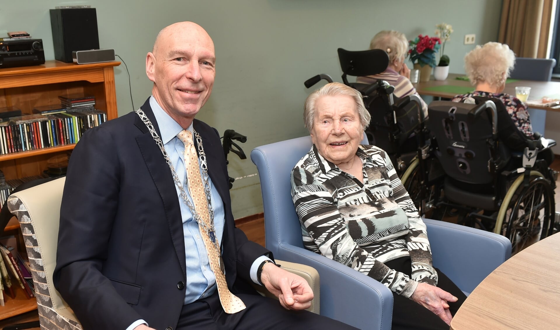 De 102-jarige mevrouw Zonneveld met burgemeester Alexander Luijten.