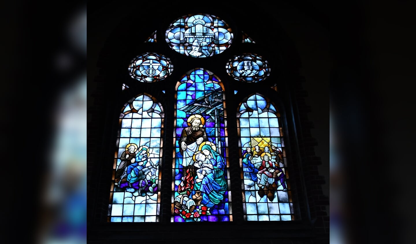 De Bonifatiuskerk heeft ook schitterend gebrandschilderde ramen.