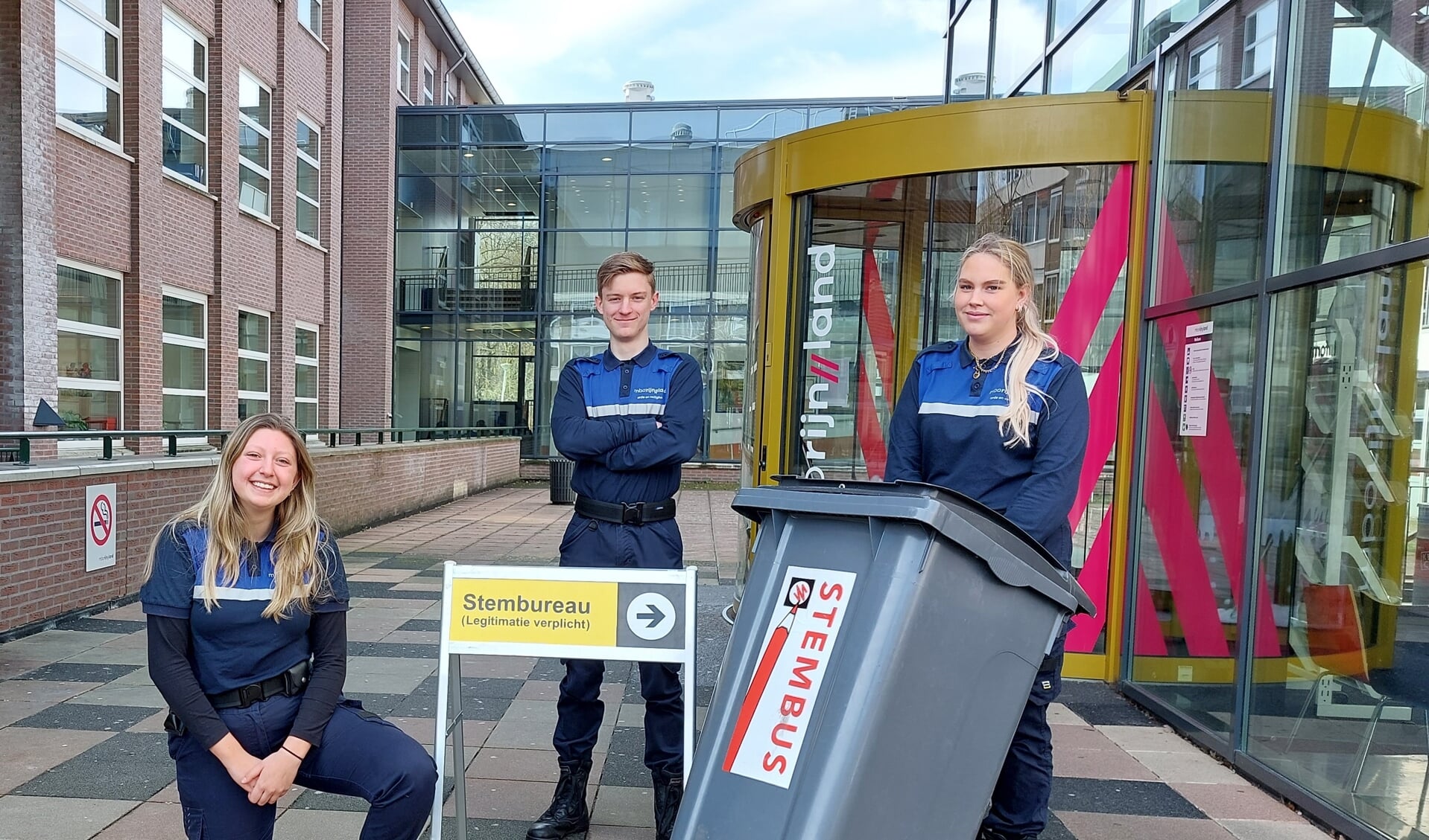 Ruim honderd studenten van mboRijnland helpen vandaag en morgen voor het derde jaar op rij mee aan het in goede banen leiden van de verkiezingen in Alphen aan den Rijn en Leiden.