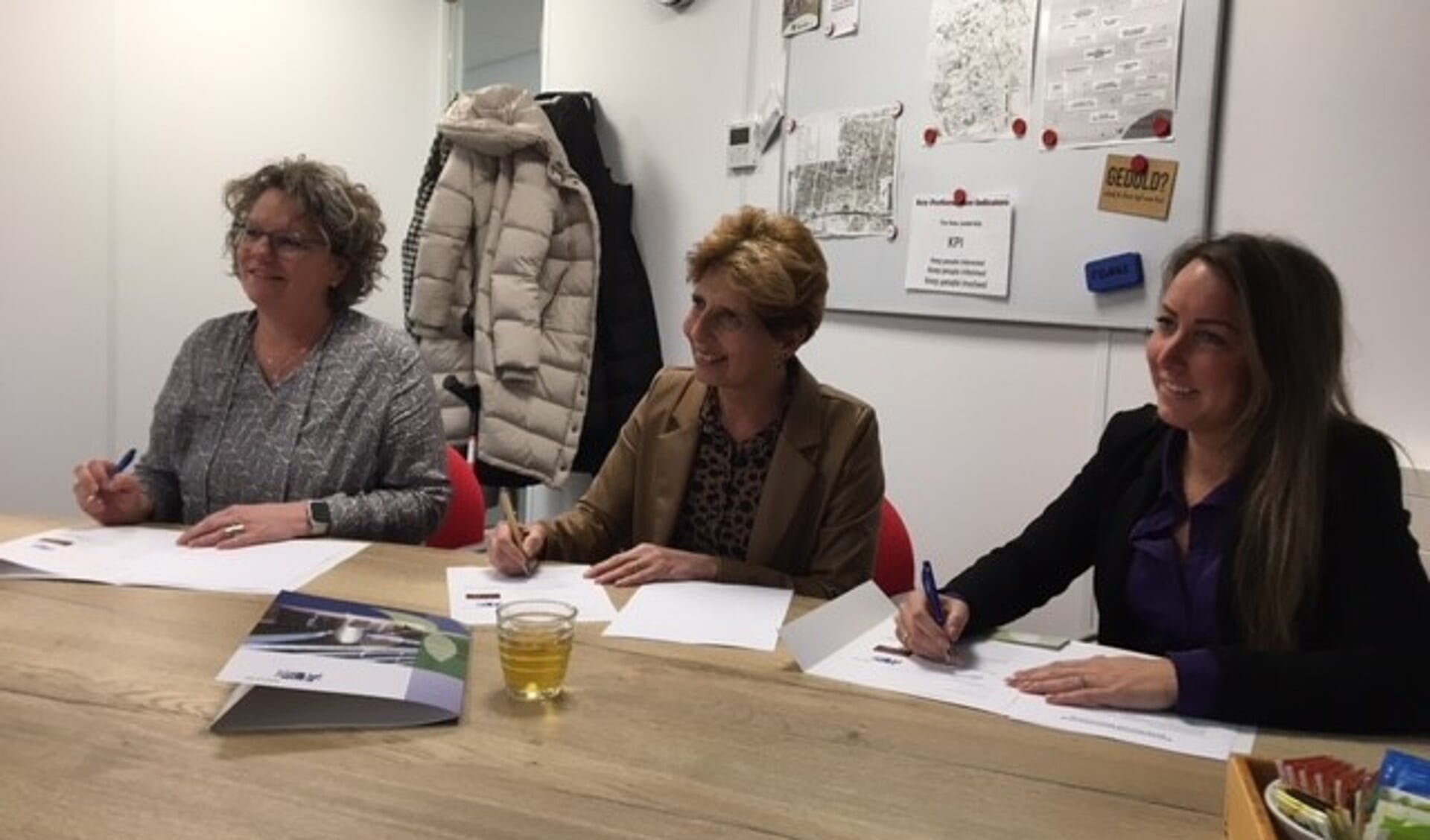  Caroline Versprille Lathouwers (bestuurder Stichting Librijn), Tineke Onink (Bestuurder Kinderopvang Morgen) en wethouder Larissa Bentvelzen (r) van Onderwijs tekenen de overeenkomst.
