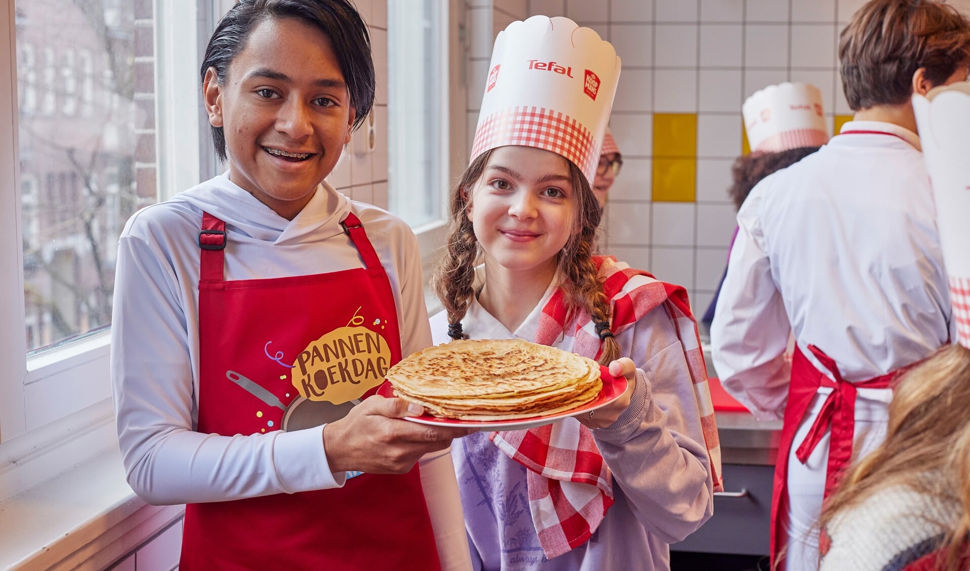 Zo’n 75.000 leerlingen van basisscholen in heel Nederland gaan weer massaal pannenkoeken bakken voor ouderen.