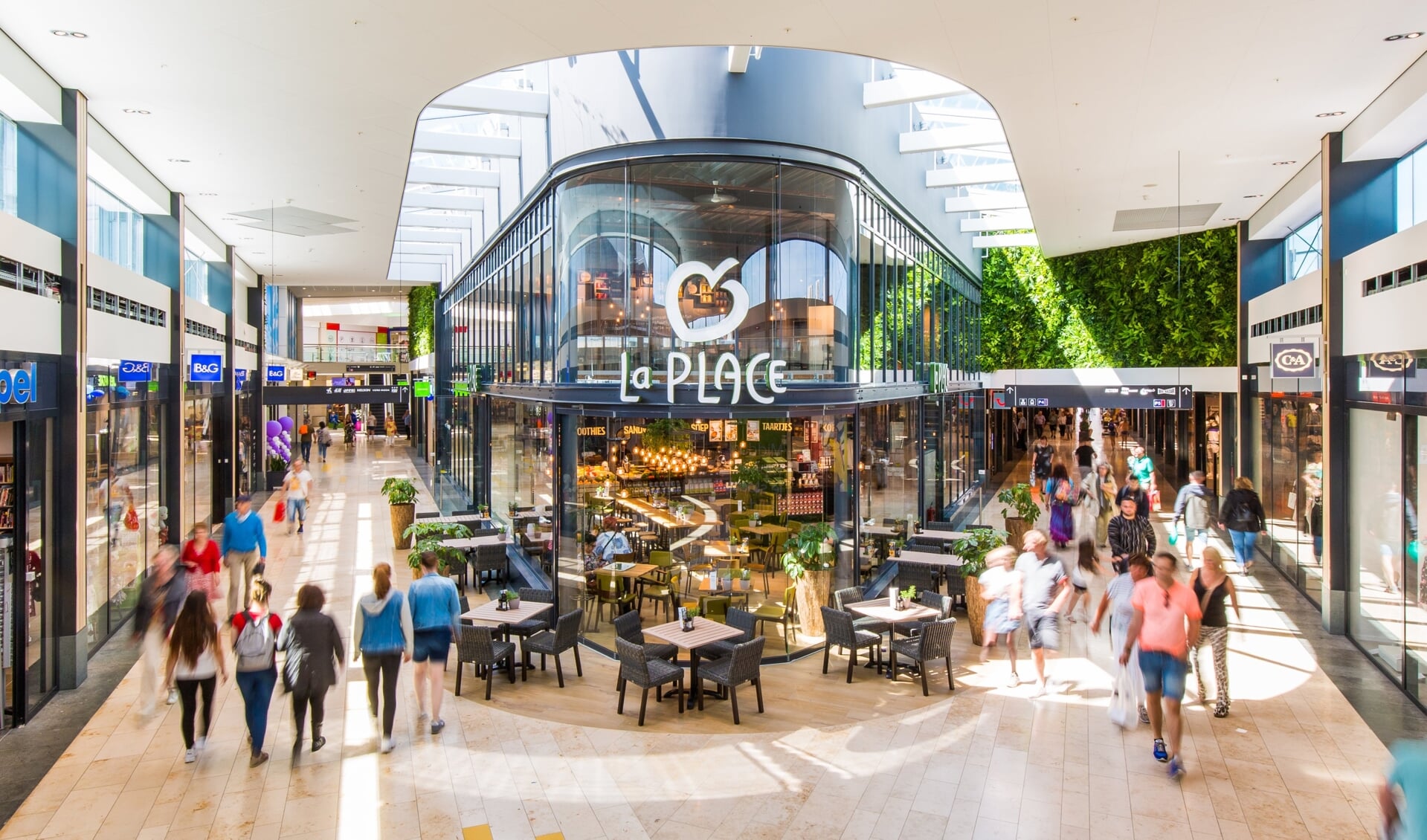 Winkelcentrum Middenwaard is een groot overdekt winkelcentrum in Heerhugowaard.