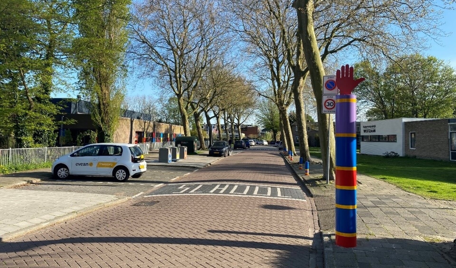 Bij deze school (de Kroosduiker aan de Torenstraat, Westzaan) zijn extra attentie palen geplaatst.