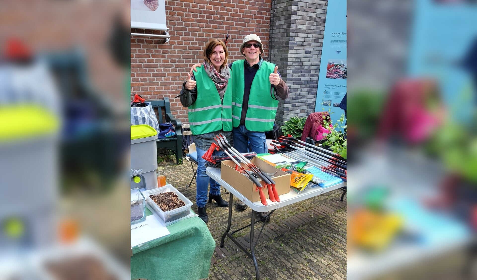 Marie-José van Tigchelhoven en Emiel Wiegers werven vrijwilligers op de groenmarkt bij Museum Rijswijk.