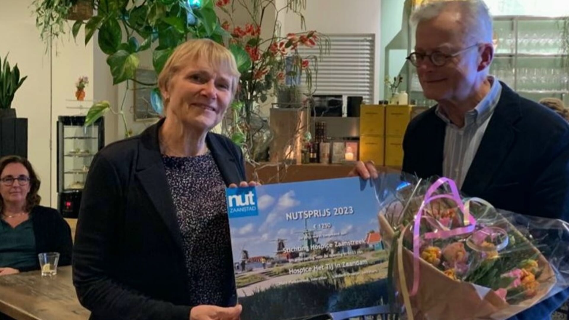 Corrie Noom, voorzitter van Stichting Hospice Zaanstreek, neemt de Nutsprijs 2023 in ontvangst van Hans Pielkenrood, voorzitter van Nut Zaanstad.