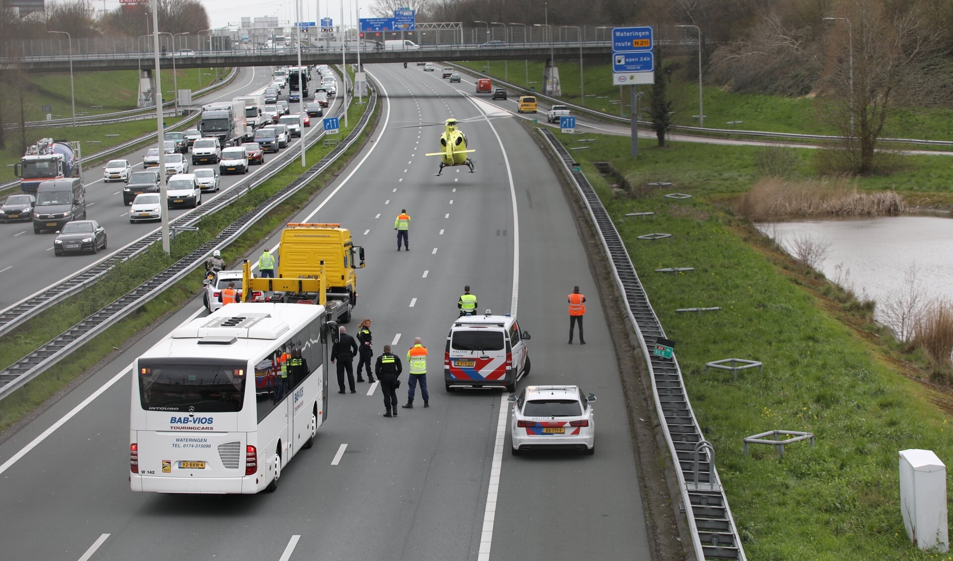 Traumahelikoper landt op de A4 bij Rijswijk