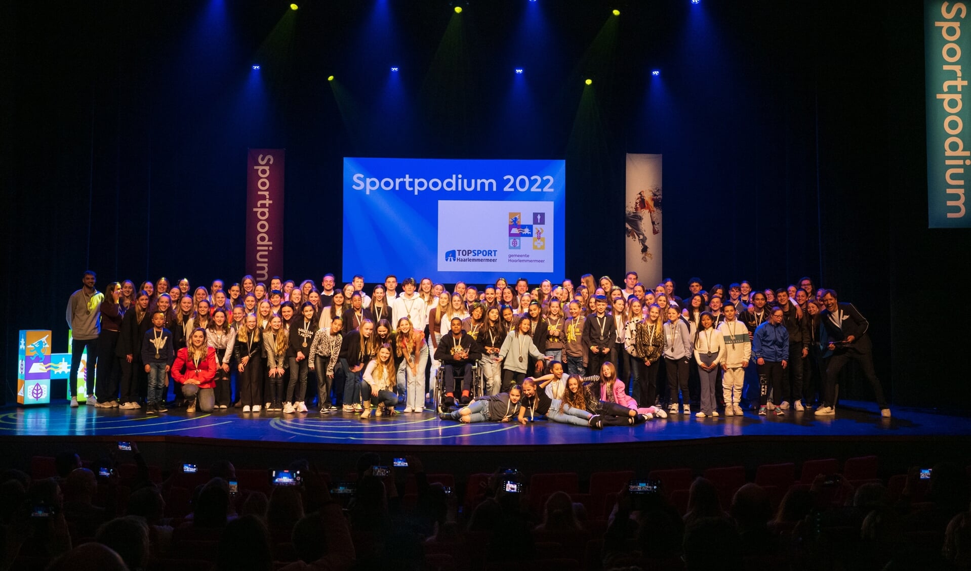 De 230 topsporters van Haarlemmermeer samen op het podium.