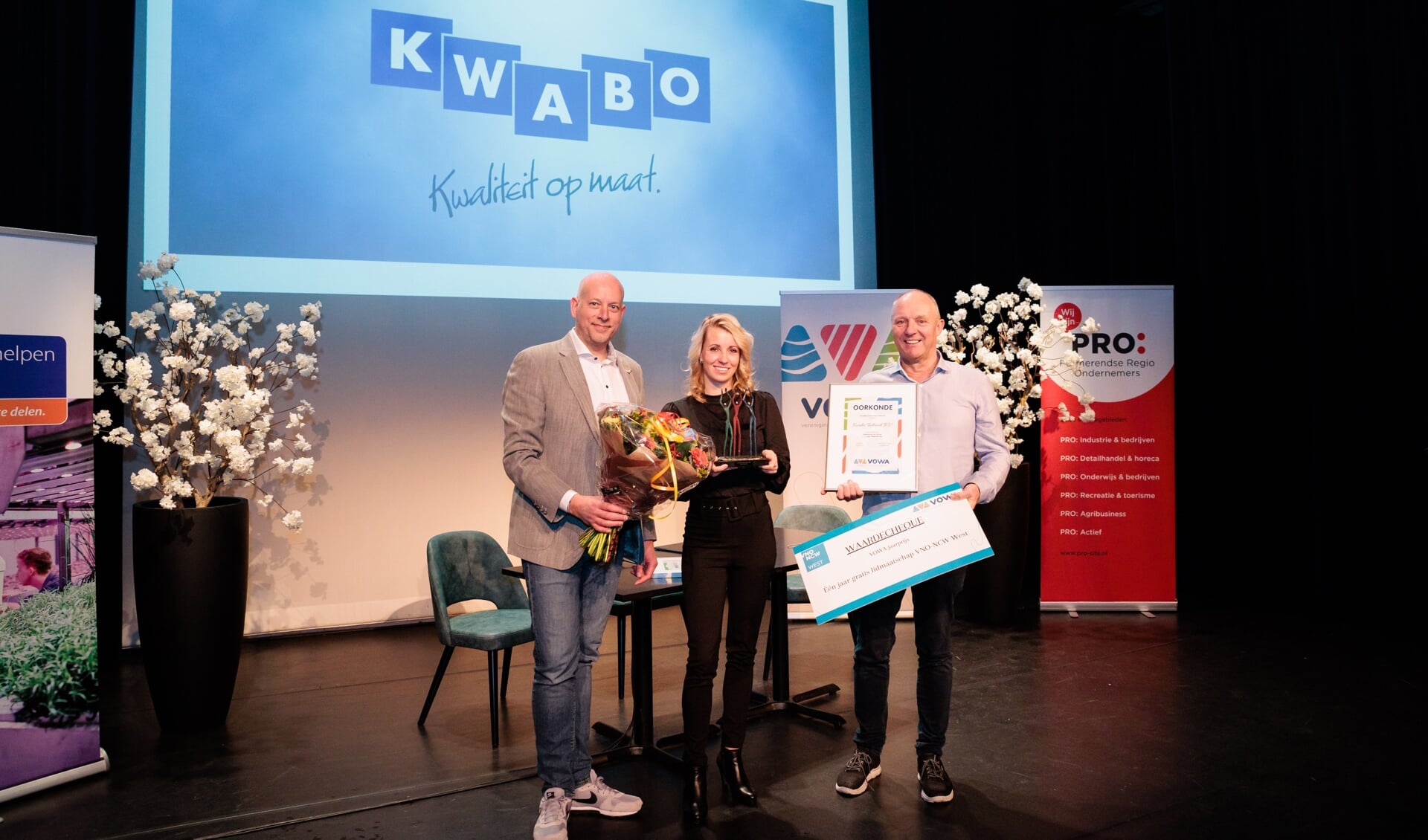 Thierry van der Weide overhandigt Jack en Bianca Kwakman de VOWA Ondernemersprijs. 