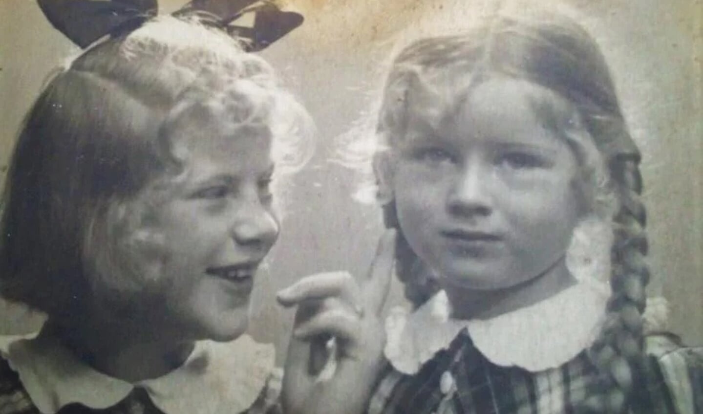 Een nog heel jonge Henny (links) en haar zusje Carla.