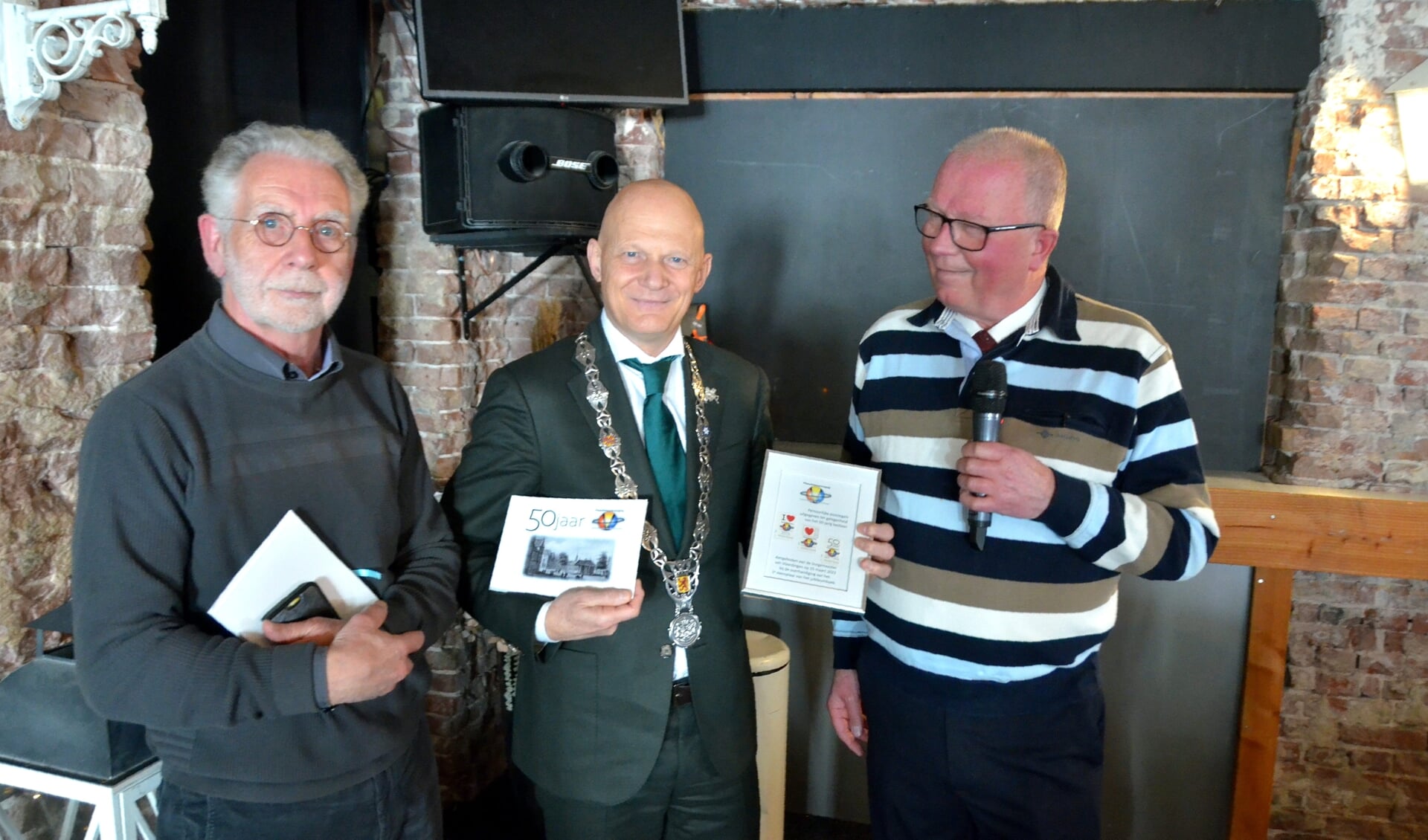 Fotomoment na uitreiking 1e exemplaar jubileumboek. Van links van rechts Guus de Ruiter, burgemeester Bert Wijbenga en voorzitter Wim den Boogert.