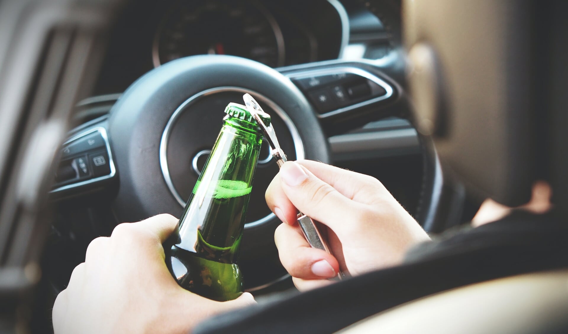 Als je een ongeluk hebt veroorzaakt omdat je alcohol op had, heeft de verzekeraar het recht je verzekering te beëindigen.