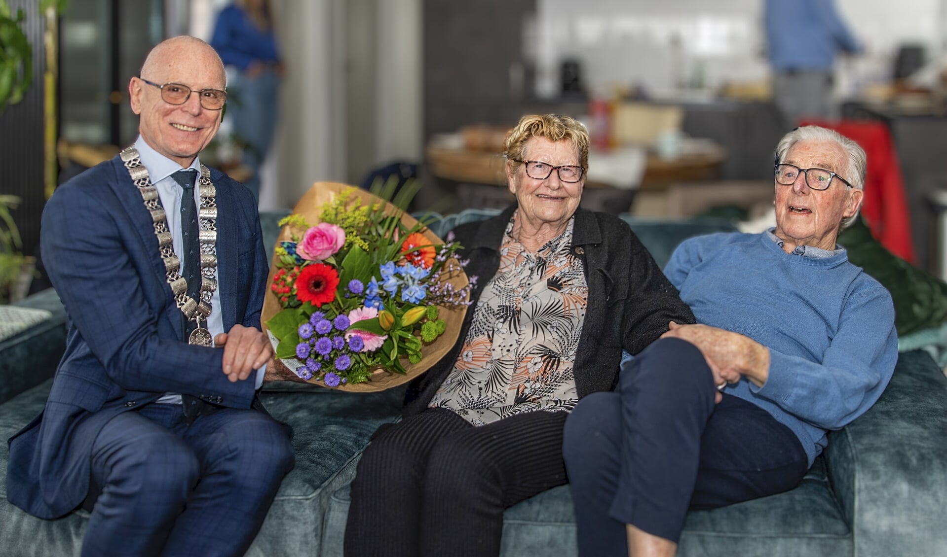 Loco-burgemeester Harry Rotgans meldde zich met bloemen en de felicitaties bij het echtpaar Vos-De Vos.