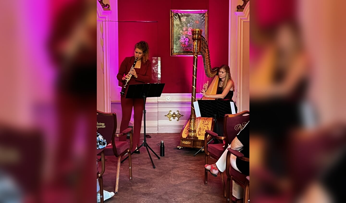 Michelle Sweegers op harp & Jooske van Andel op klarinet (deelnemers augustus).