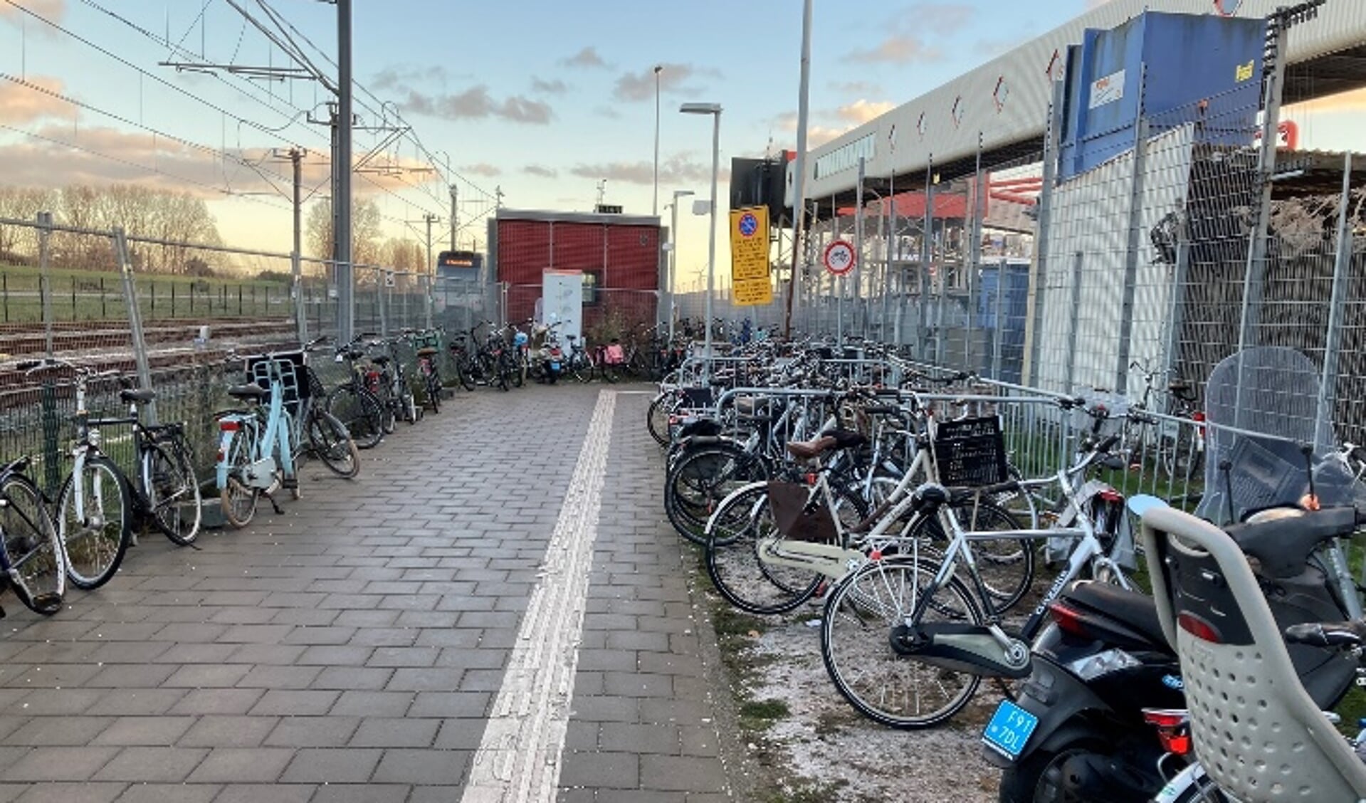 Het tijdelijk perron wordt 3 april afgebroken, fietsen dienen dan verwijderd te zijn.