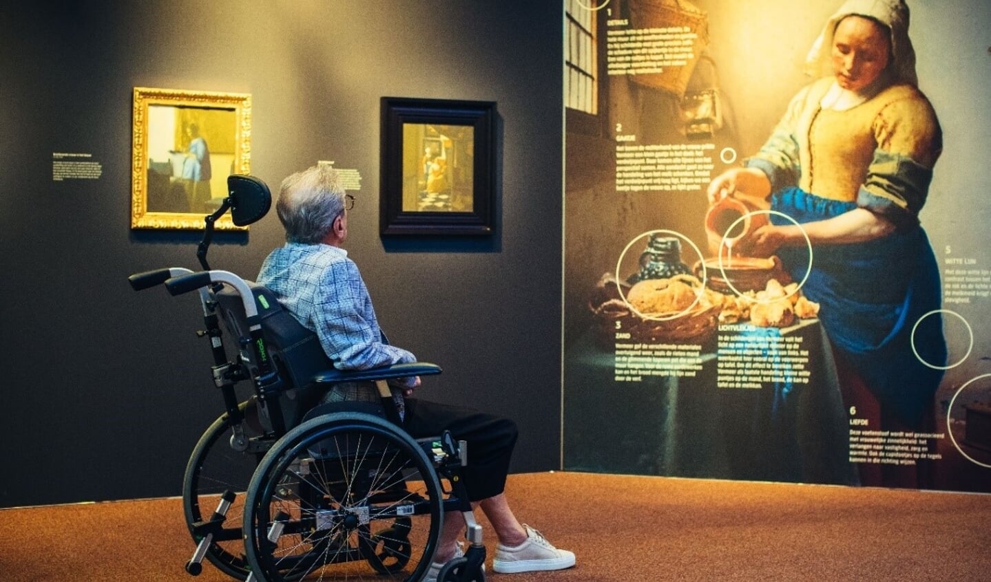 De heer Punt bezocht als eerste de expositie Dichter bij Vermeer bij De Zorgcirkel.